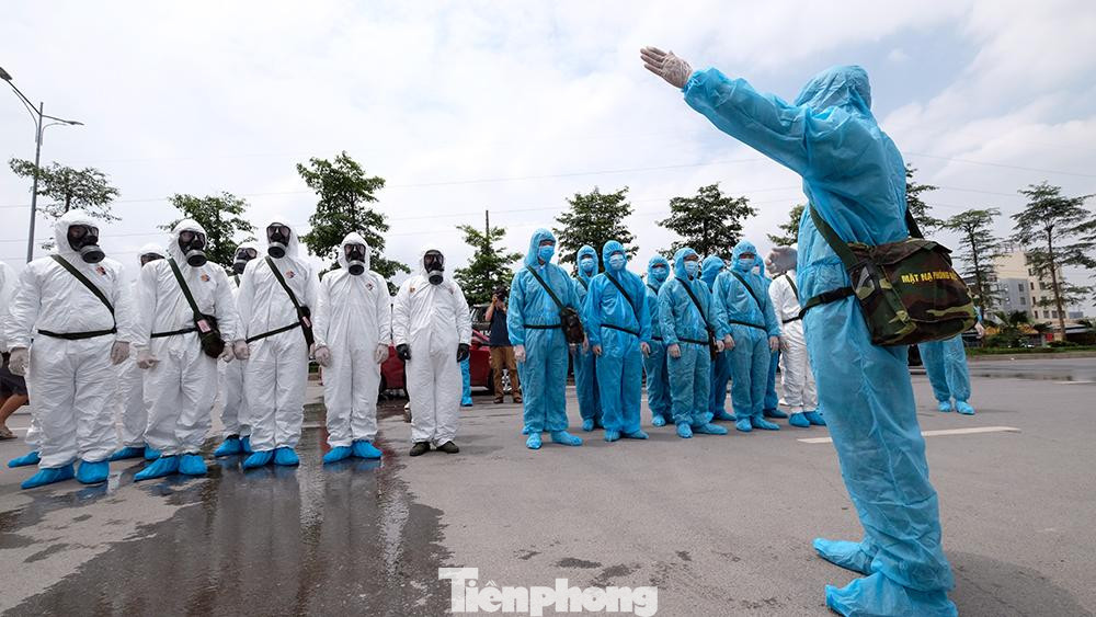 Chỉ huy các cơ quan, đơn vị quán triệt nhiệm vụ tới lực lượng tham gia tiêu tẩy phòng dịch COVID-19 tại Bệnh viện K cơ sở Tân Triều.
