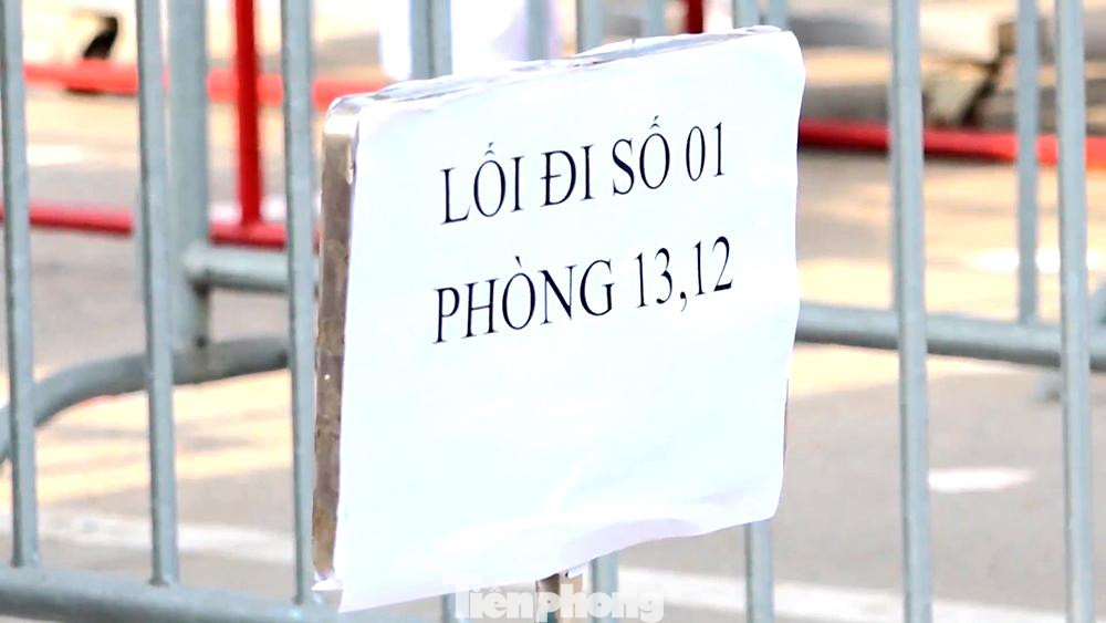 Lối đi vào các địa điểm thi đều có biển hiệu hướng dẫn chi tiết.