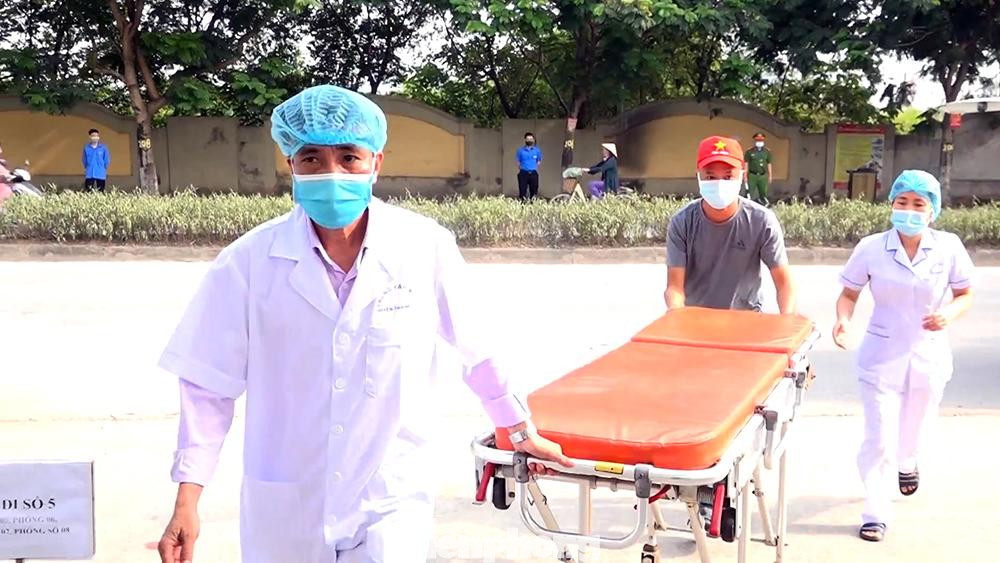 Lực lượng y tế sẵn sàng điều động xe cứu thương đến địa điểm.