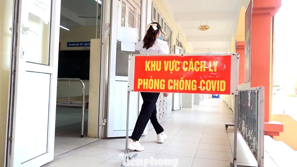 Trong phòng thi, các hội đồng bố trí thí sinh ngồi giãn cách theo quy định; bố trí thêm các phòng thi dự phòng; phân luồng, bố trí các điểm chờ cho phụ huynh khi đưa, đón thí sinh; nhắc nhở thí sinh và phụ huynh thực hiện nghiêm thông điệp “5K”..., bảo đảm kỳ thi vào lớp 10 THPT diễn ra an toàn, không để lây nhiễm dịch tại các điểm thi theo chỉ đạo của đồng chí Bí thư Thành ủy.