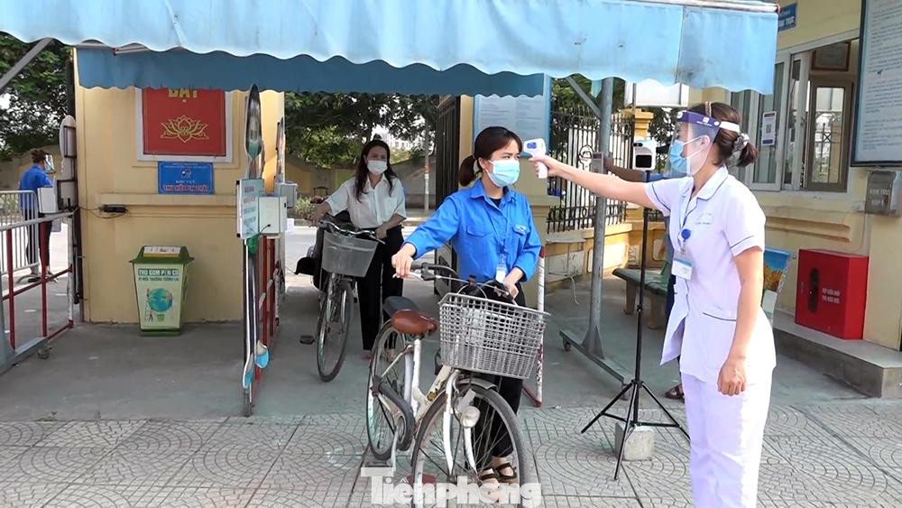 Bà Tuyến lưu ý huyện và nhà trường cần tăng cường nhân lực làm nhiệm vụ đo thân nhiệt, khử khuẩn cho thí sinh ngay tại cổng trường để tránh ùn ứ, bảo đảm giãn cách và thí sinh đến các phòng thi một cách nhanh nhất.