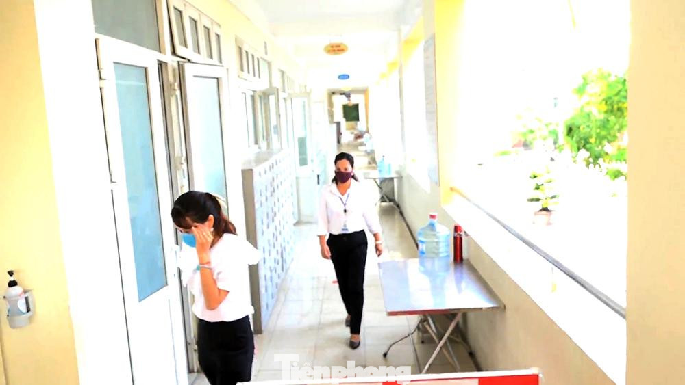 Theo báo cáo của huyện Thanh Trì, toàn huyện có 5 điểm thi, với 98 phòng thi, tổng số 2.341 thí sinh. Để bảo đảm kỳ thi diễn ra an toàn, đúng quy định về phòng, chống dịch COVID-19, huyện đã chuẩn bị đầy đủ cơ sở vật chất, bảo đảm an ninh trật tự; huy động lực lượng thanh niên tiếp sức mùa thi tại các điểm thi; phân công nhiệm vụ cụ thể cho các phòng, ban, ngành, đoàn thể của huyện phối hợp thực hiện hỗ trợ kỳ thi. Đến ngày 2/6, toàn huyện không có thí sinh thuộc diện F0, F1, F2.