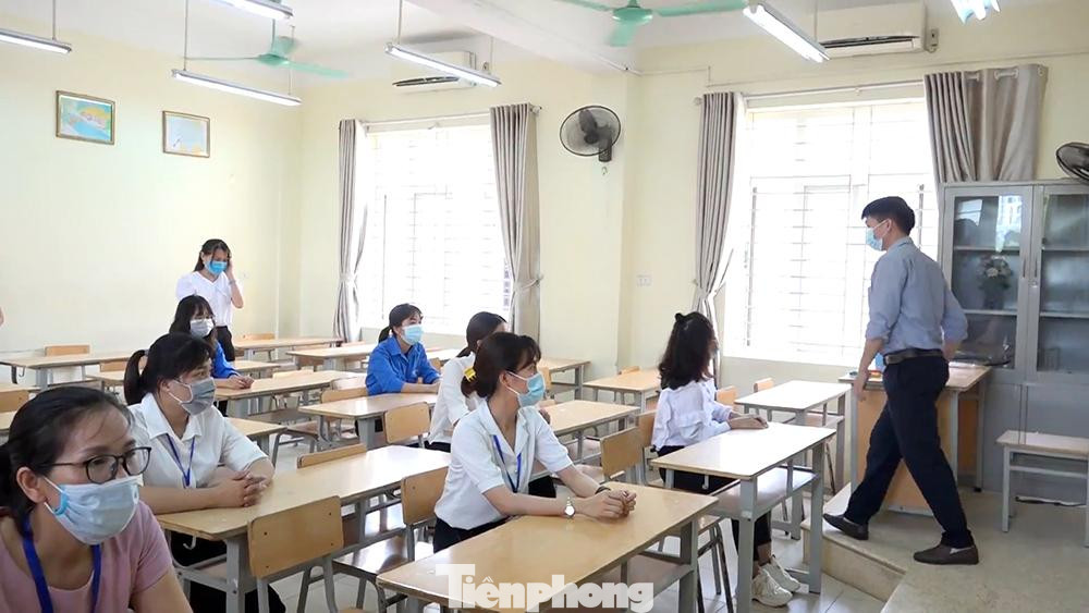 Tất cả đội ngũ giáo viên, cán bộ coi thi được tập huấn kỹ lưỡng các tình huống phòng dịch.