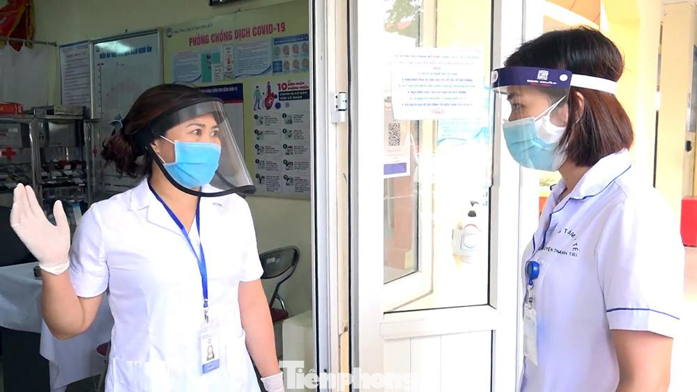 Cán bộ y tế tham gia công tác tổ chức thi vào lớp 10 THPT năm học 2021-2022 đều phải mang kính chắn giọt bắn và găng tay bảo hộ.