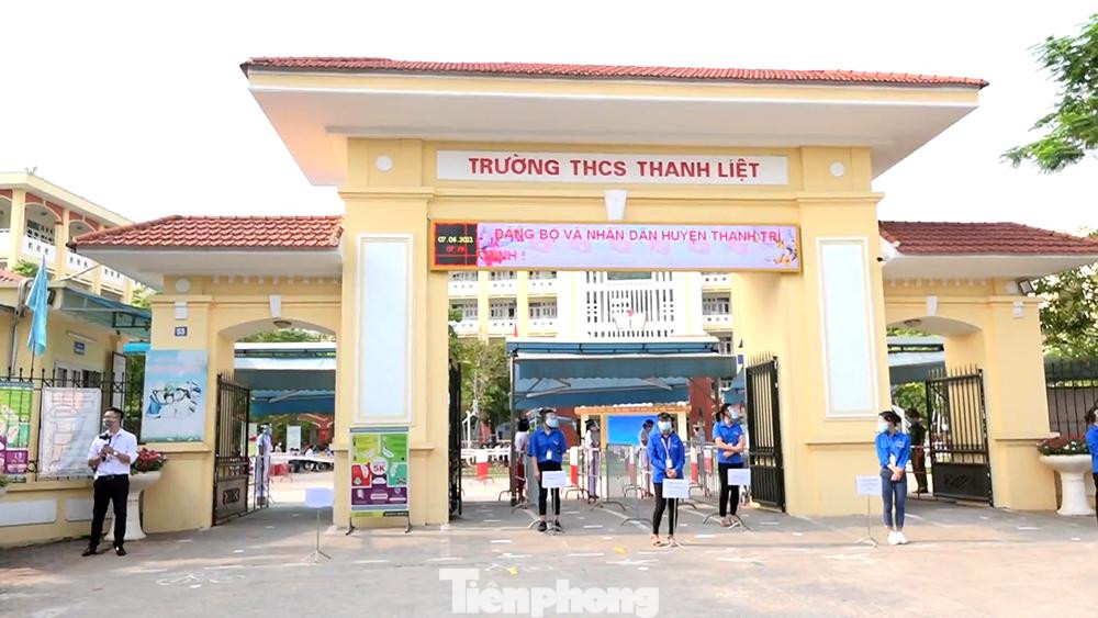 Trước đó vào sáng 4/6, Phó Bí thư Thường trực Thành ủy Hà Nội Nguyễn Thị Tuyến chủ trì kiểm tra công tác phối hợp tổ chức kỳ thi vào lớp 10 trung học phổ thông (THPT) công lập trên địa bàn huyện Thanh Trì.