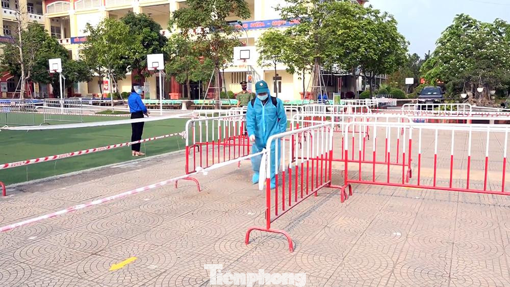 Kiểm tra thực tế công tác chuẩn bị tại điểm thi Trường THCS Thanh Liệt, bà Tuyến đánh giá cao công tác chuẩn bị cơ sở vật chất và các phương án phòng, chống dịch để bảo đảm kỳ thi diễn ra an toàn.