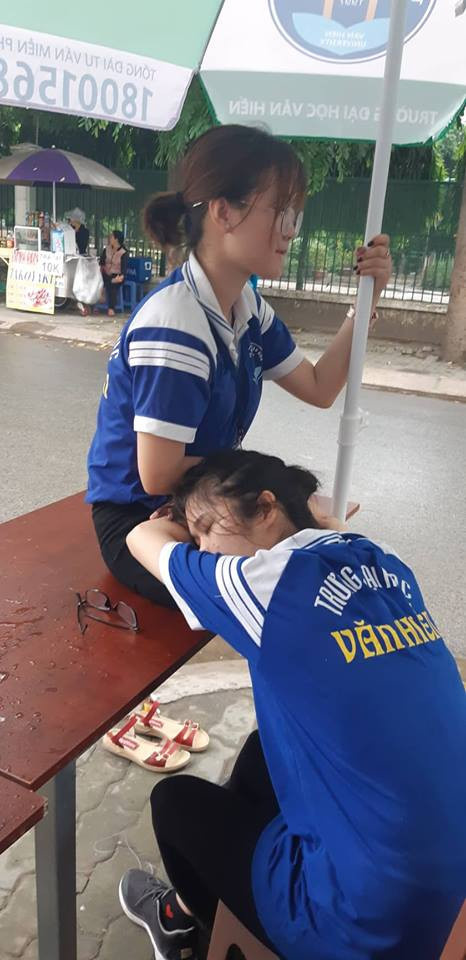 Những hình ảnh đẹp của tình nguyện viên tiếp sức mùa thi ảnh 5