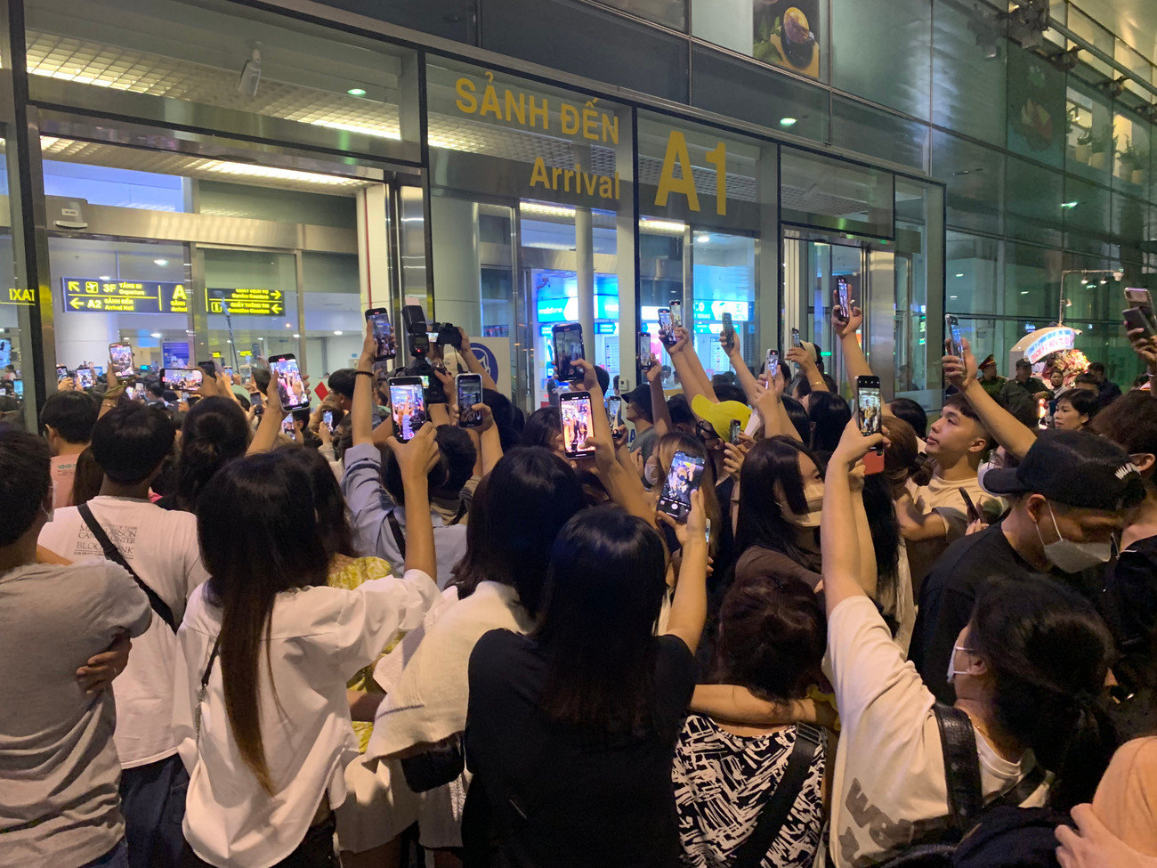 Người hâm mộ tập trung đông ở sân bay trong đêm 28/7 chờ đón BlackPink. Nhiều fan quá khích gây náo loạn, báo động giả khiến nhiều hành khách khó chịu. Ảnh: Đỗ Quyên.