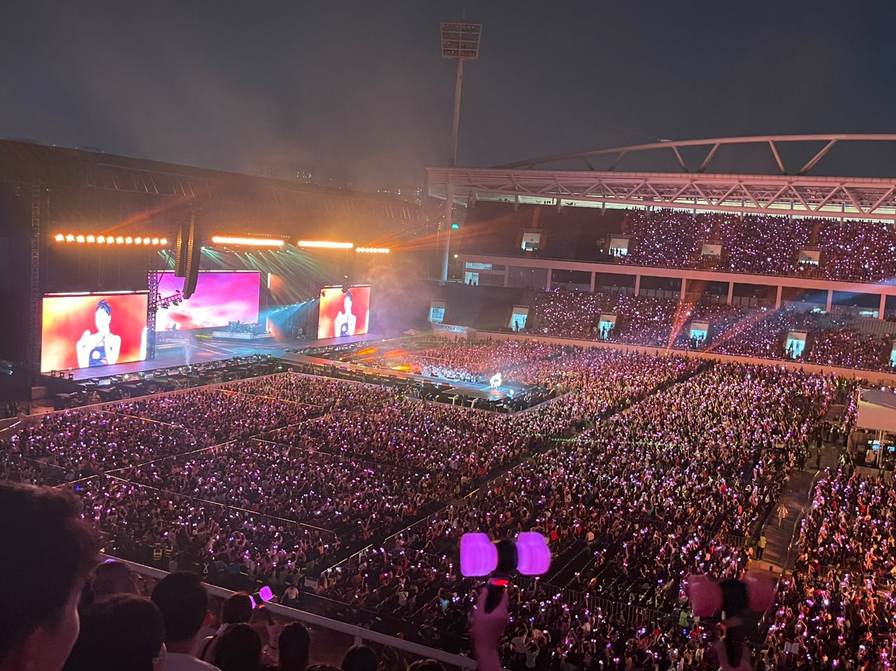 30.000 khán giả phủ màu hồng trong đêm diễn đầu tiên của BlackPink tại Hà Nội. Ảnh: Trọng Tài.