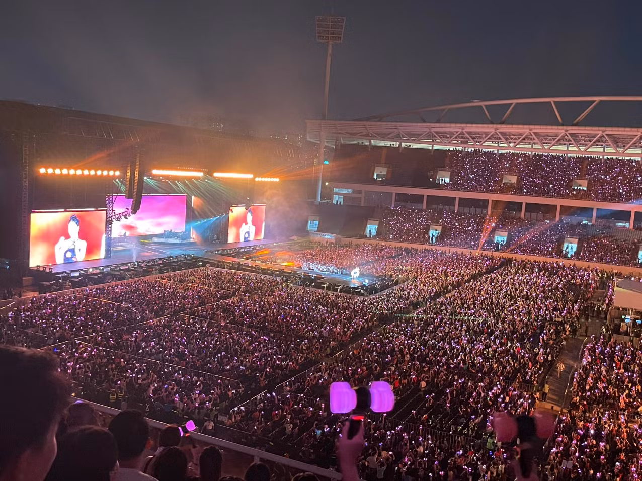 30.000 khán giả phủ màu hồng trong đêm diễn đầu tiên của BlackPink tại Hà Nội. Ảnh: Trọng Tài.