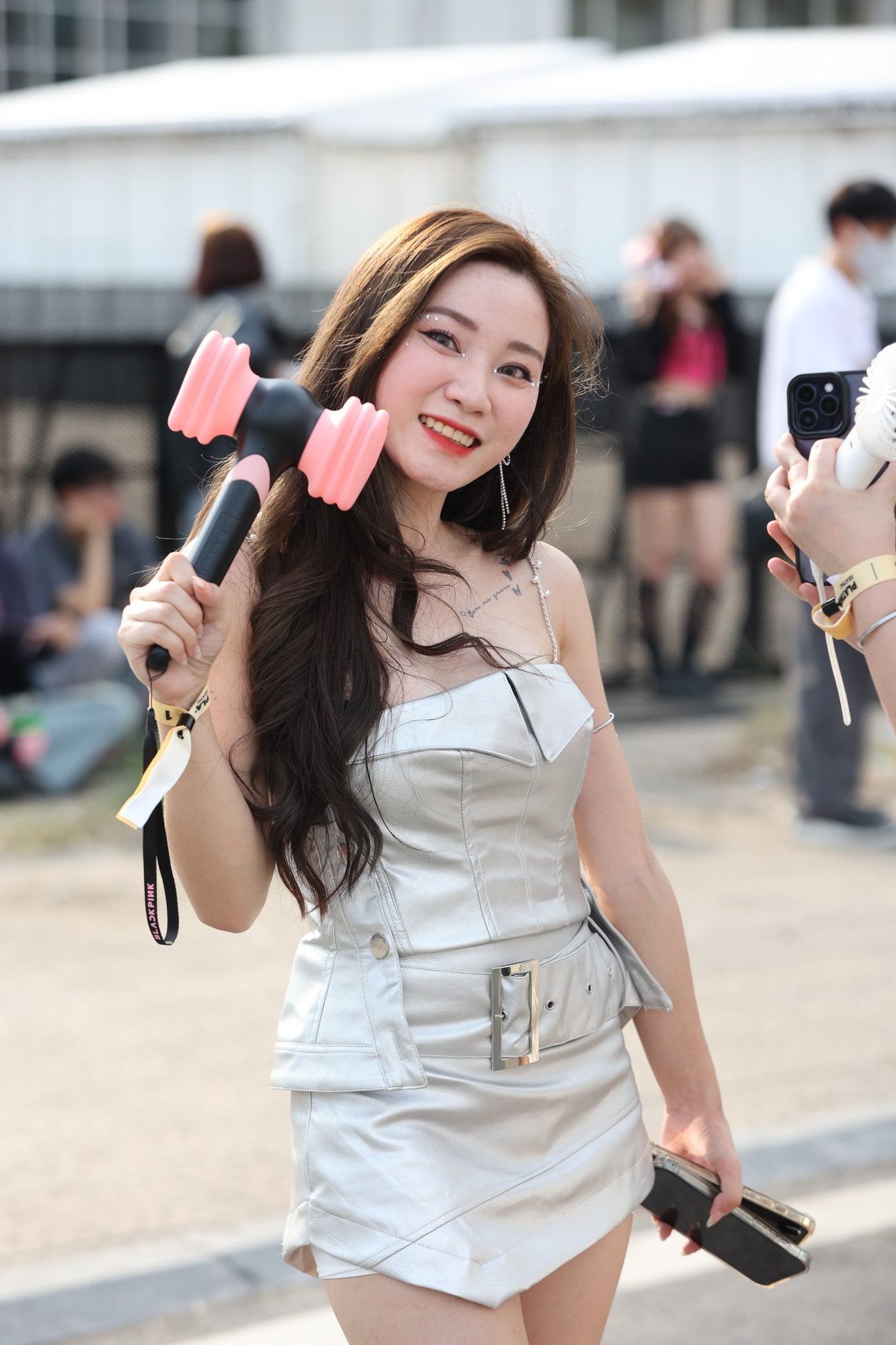 Nhiều bạn trẻ sẵn sàng chi nhiều tiền để mua vé BlackPink.