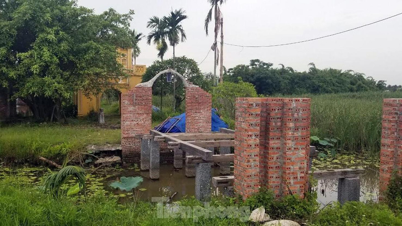 Theo thông tin từ huyện Kiến Thụy, chủ đầu tư Sông Trăng Quán đã tháo dỡ các công trình xây dựng trái phép trên đất nông nghiệp chưa bị xử phạt vi phạm hành chính, gồm: cổng vào (37,2 m2), nhà chòi cấp 4 (32,8 m2), nhà cấp 4 dạng bếp (18,4 m2), nhà cấp 4 dạng nhà ở (65,6 m2), nhà cấp 4 dạng kho (31,5 m2), bể nước phục vụ sinh hoạt (5,8 m2)…