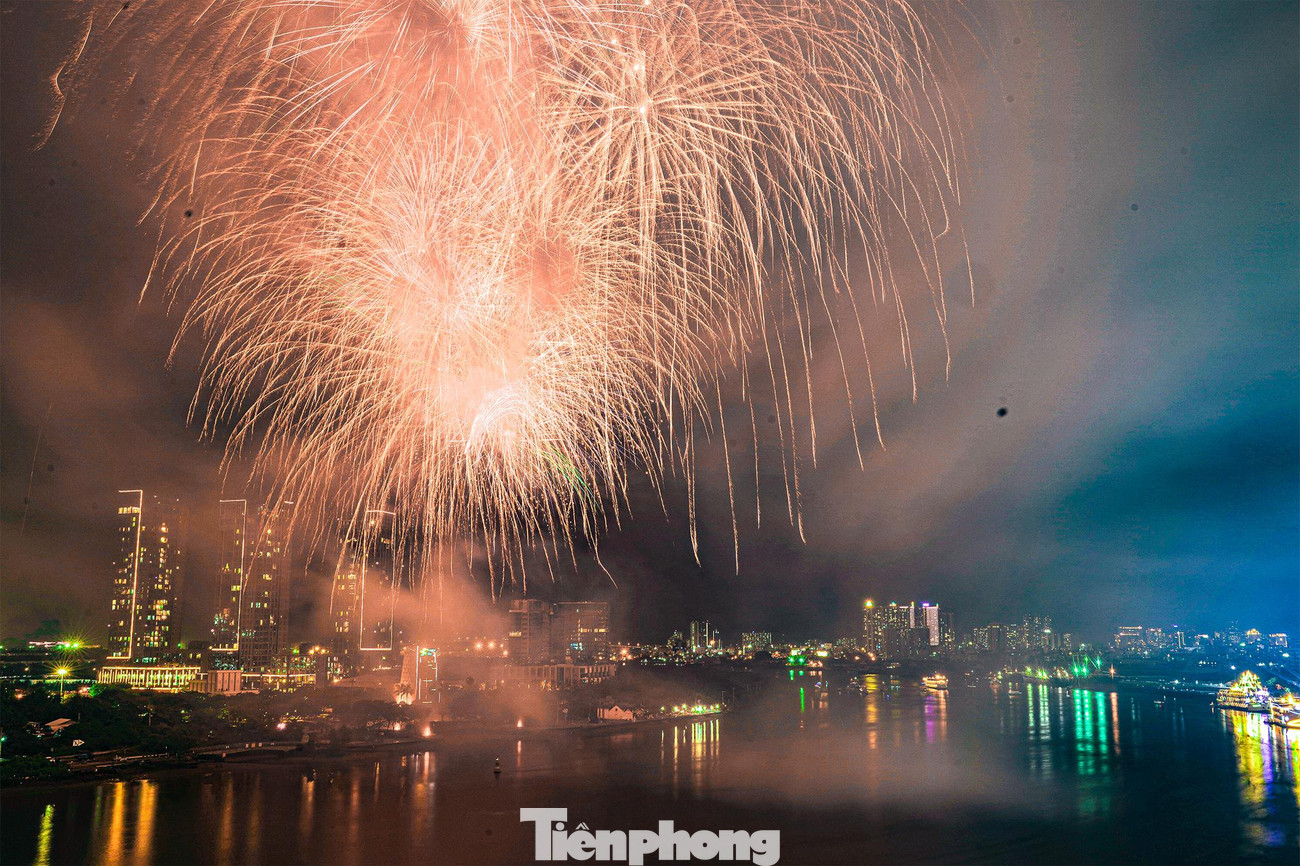 Pháo hoa thắp sáng bầu trời đêm thành phố.