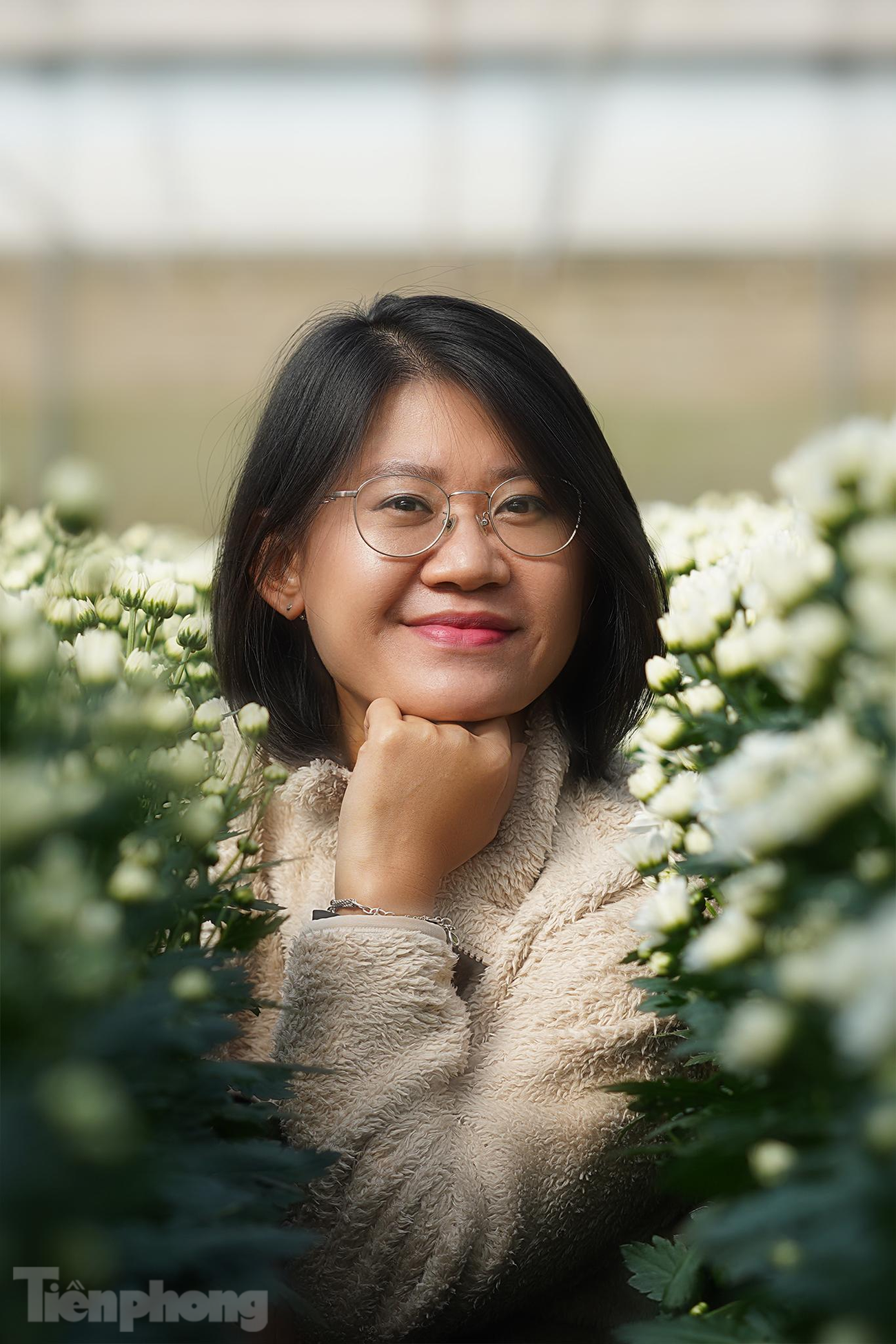 Chị Như Bình, một du khách đến từ TPHCM cho biết năm nay hoa cúc làm chị khá ấn tượng nên tranh thủ lưu lại một tấm ảnh kỷ niệm. Chị Như Bình, một du khách đến từ TPHCM cho biết năm nay hoa cúc làm chị khá ấn tượng nên tranh thủ lưu lại một tấm ảnh kỷ niệm.