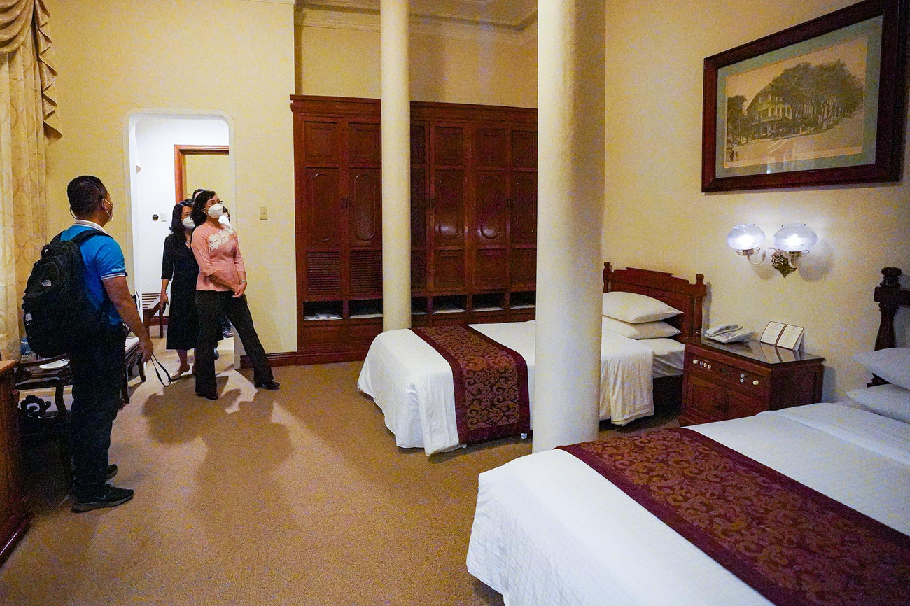 Căn phòng nơi nhà văn Graham Greene - tác giả của Người Mỹ trầm lặng từng lưu trú. Hiện căn phòng vẫn còn giữ nguyên bản kiến trúc với hai cột giữa phòng.