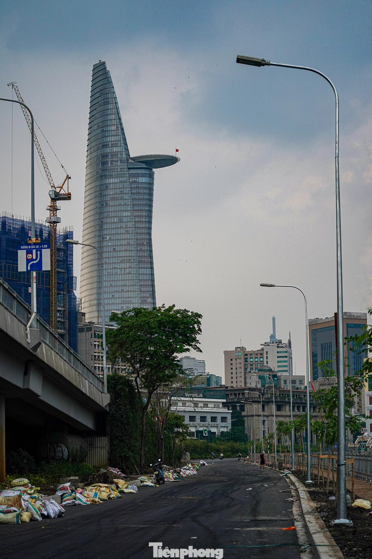Đoạn gần nút ra đường song hành - Võ Văn Kiệt. Đoạn gần nút ra đường song hành - Võ Văn Kiệt.