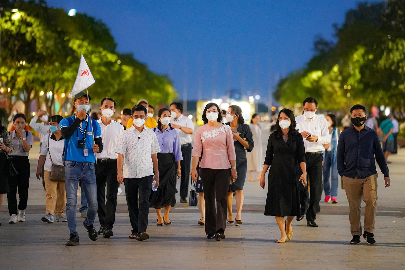 Phố đi bộ Nguyễn Huệ có chiều dài 670m, rộng 64m với toàn bộ khu vực quảng trường đều được lát đá granite hiện đại và sạch sẽ. Dọc con phố là những hàng cây xanh mát, 2 đài phun nước lớn, phía bên dưới là hệ thống ngầm gồm trung tâm theo dõi, trung tâm điều khiển nhạc nước, ánh sáng và nhà vệ sinh hiện đại.