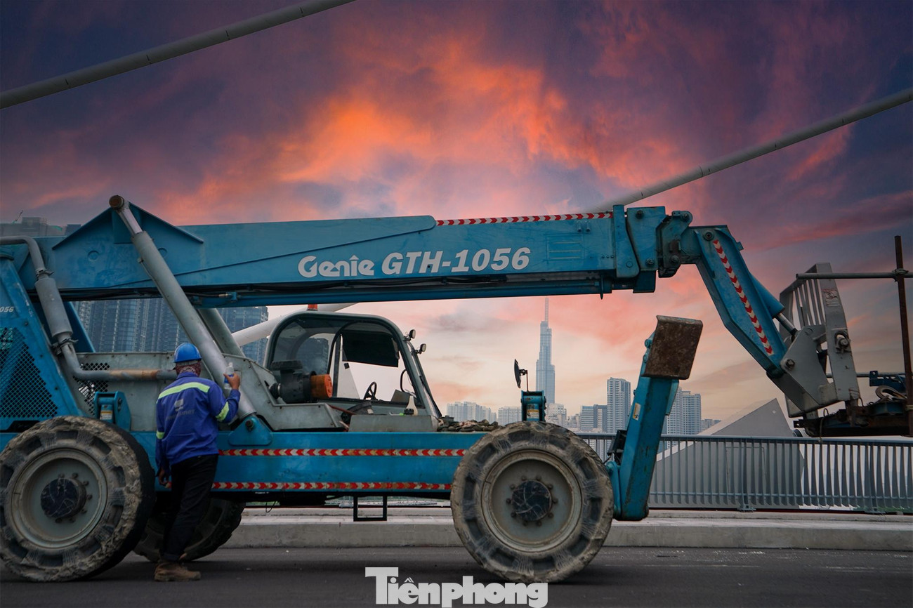 Các công nhân đang gấp rút hoàn thiện các hạng mục cuối cùng để khánh thành cầu vào sáng 28/4.