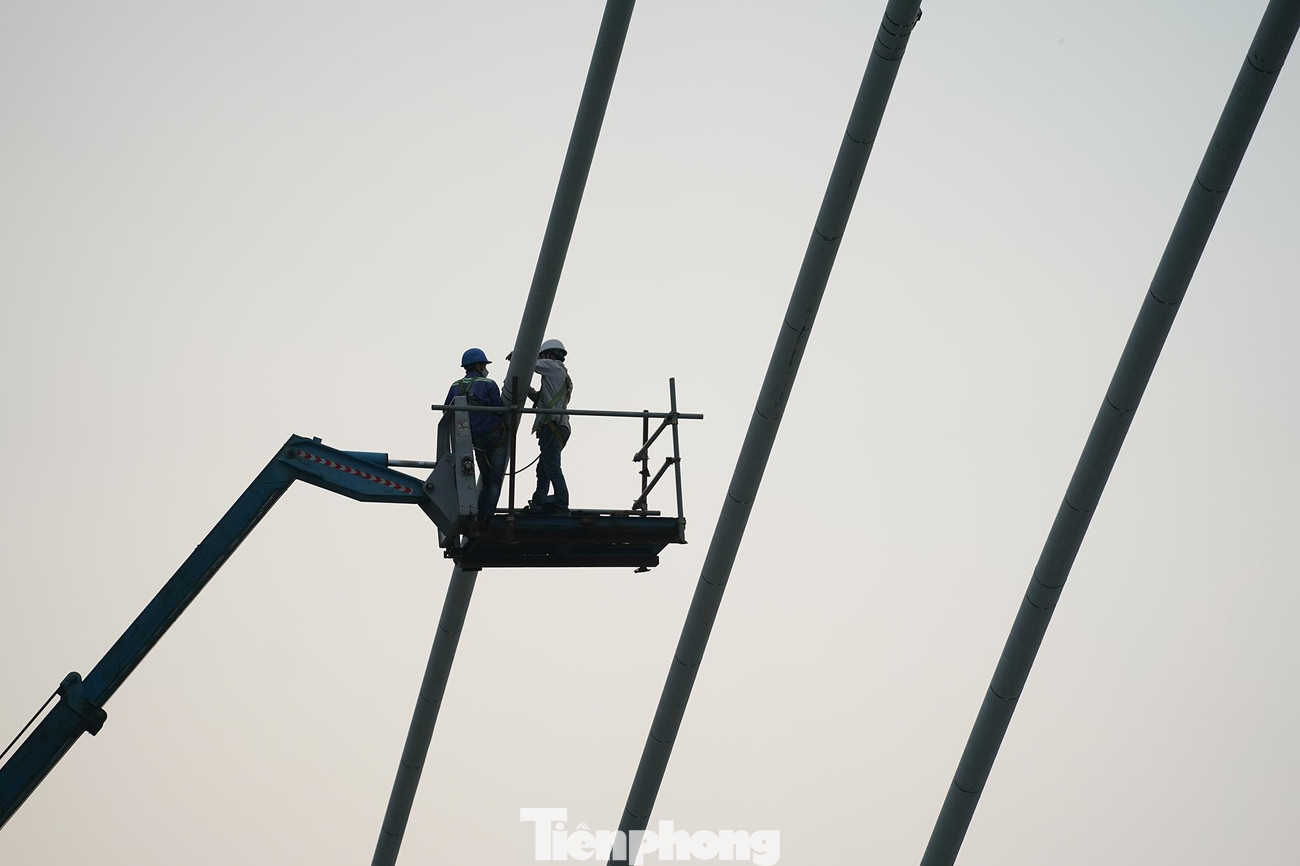 Các kỹ sư, công nhân đang gấp rút hoàn thành những hạng mục cuối cùng.
