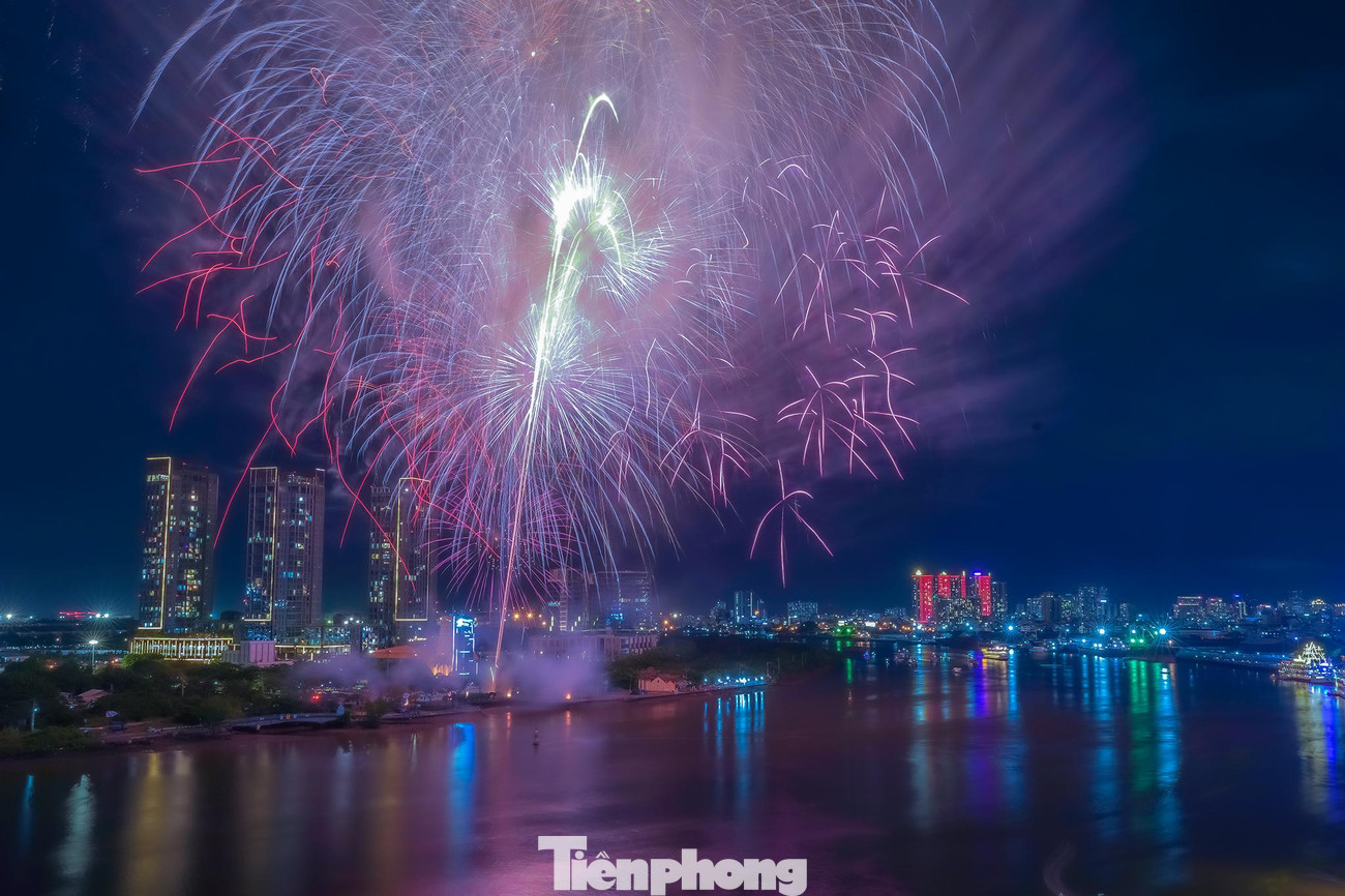 Khoảng khắc pháo hoa rực sáng trên bầu trời TPHCM mừng lễ 30/4