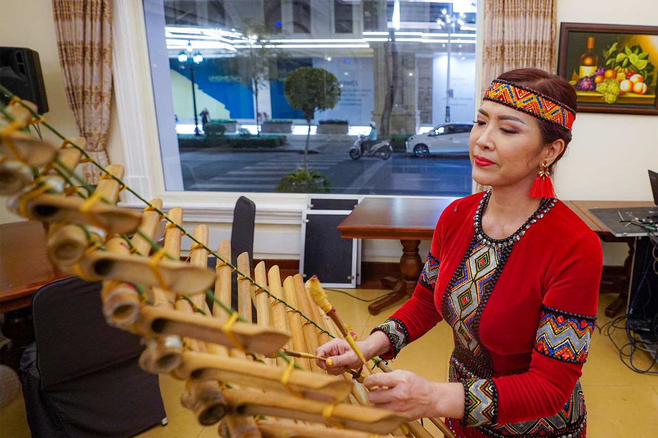 Chìm trong những làn điệu nhạc cụ truyền thống dân tộc và phóng tầm mắt qua cửa sổ ngắm nhìn dòng xe qua lại ở trung tâm TPHCM.