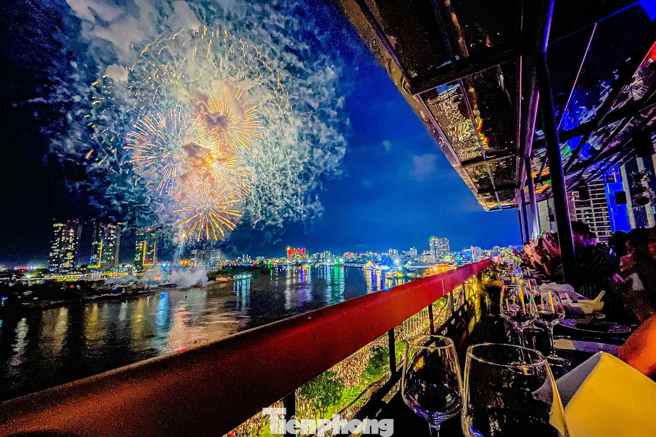 Điểm ngắm pháo hoa trên khách sạn Majestic cổ nhất Sài thành.