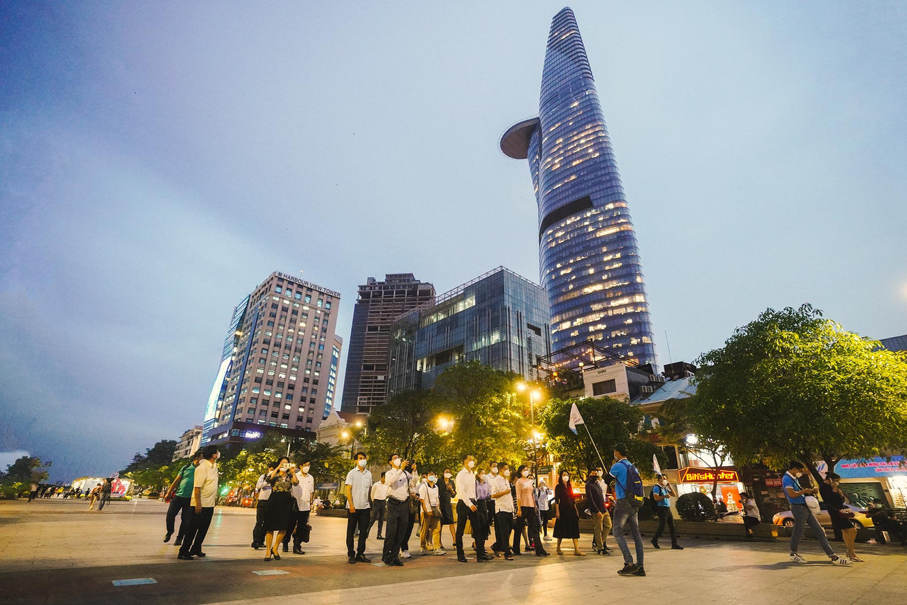 Từ toà tháp Bitexco, du khách mất chưa đầy 5 phút là có thể đến phố đi bộ Nguyễn Huệ.