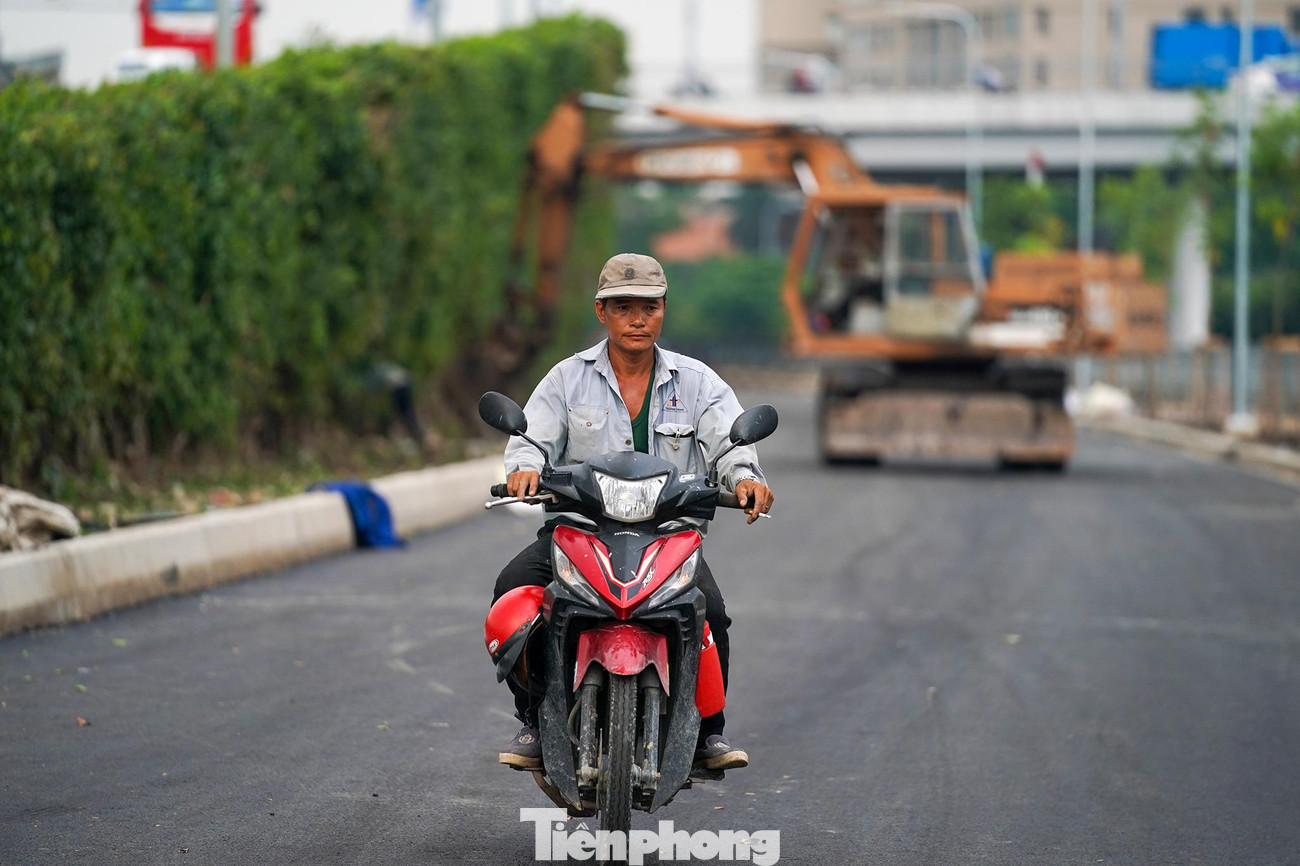 Hiện tại, công nhân thi công vẫn đang thực hiện các công đoạn hoàn thiện. Hiện tại, công nhân thi công vẫn đang thực hiện các công đoạn hoàn thiện.