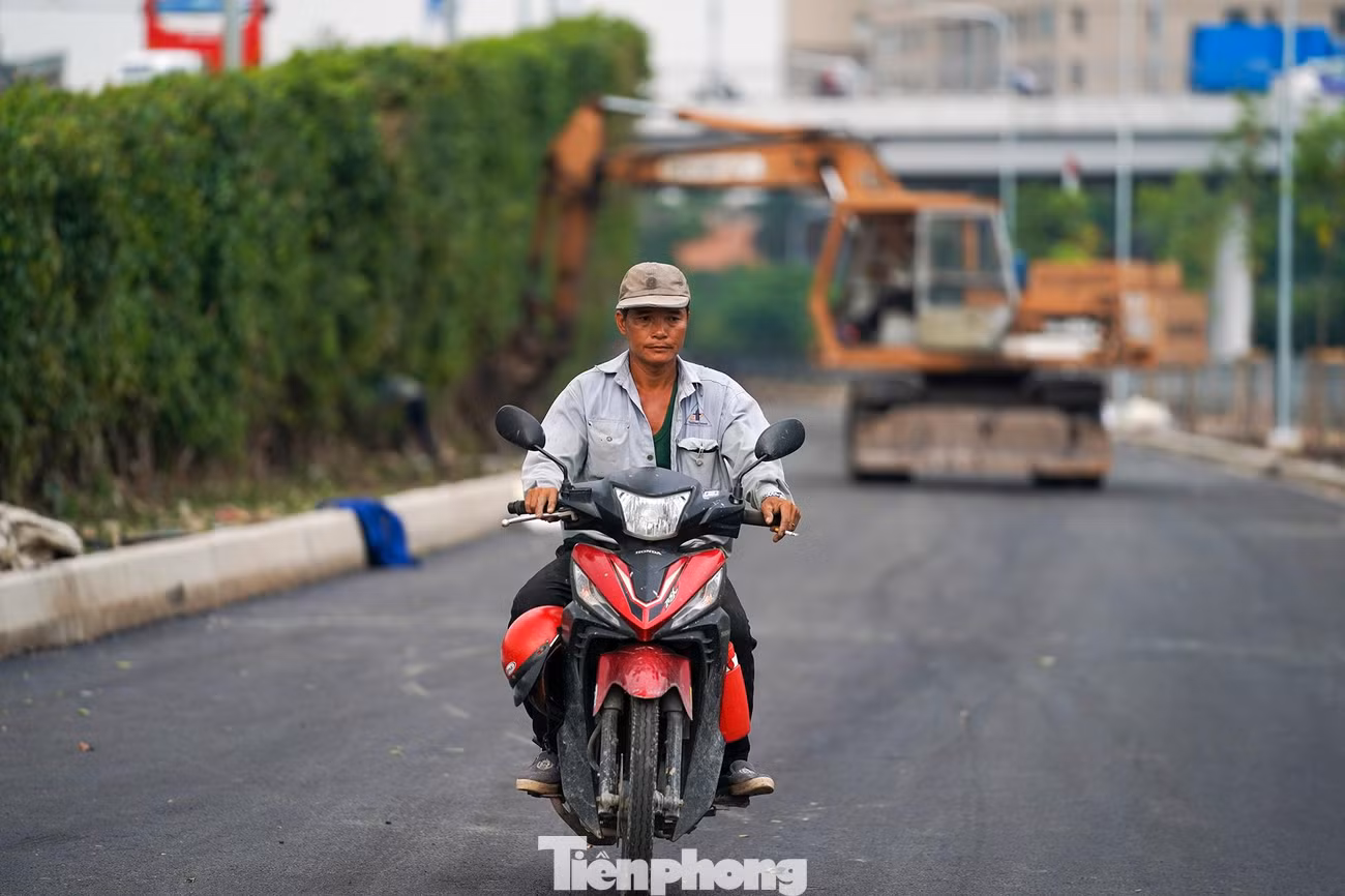 Hiện tại, công nhân thi công vẫn đang thực hiện các công đoạn hoàn thiện.