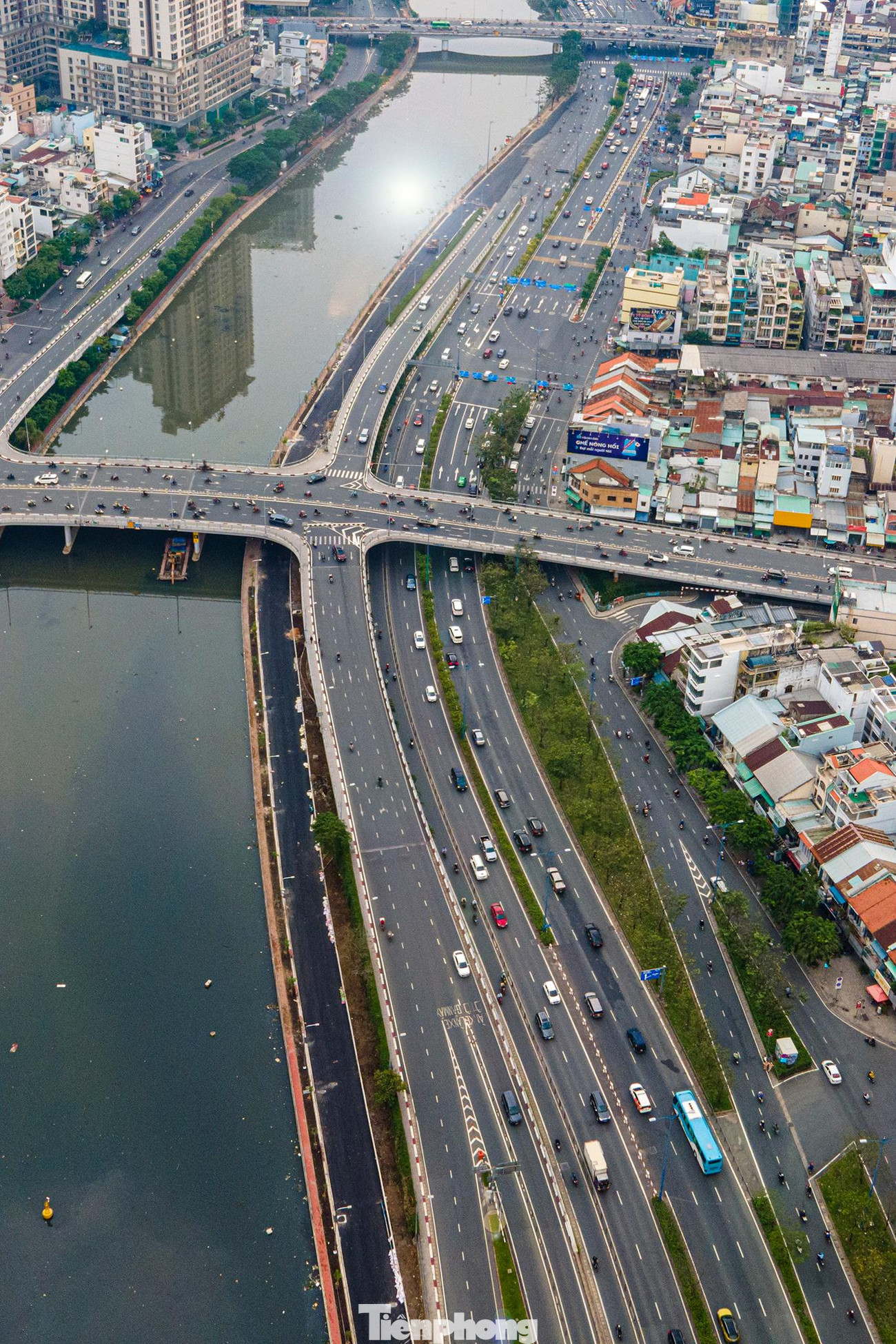 Tuyến đường dài 615 m nối từ nút giao Nguyễn Thái Học đến Pasteur, dọc kênh Tàu Hủ và vòng dưới gầm cầu Calmette, đã cơ bản hoàn thiện, dự kiến thông xe ngày 27/4. Tuyến đường dài 615 m nối từ nút giao Nguyễn Thái Học đến Pasteur, dọc kênh Tàu Hủ và vòng dưới gầm cầu Calmette, đã cơ bản hoàn thiện, dự kiến thông xe ngày 27/4.