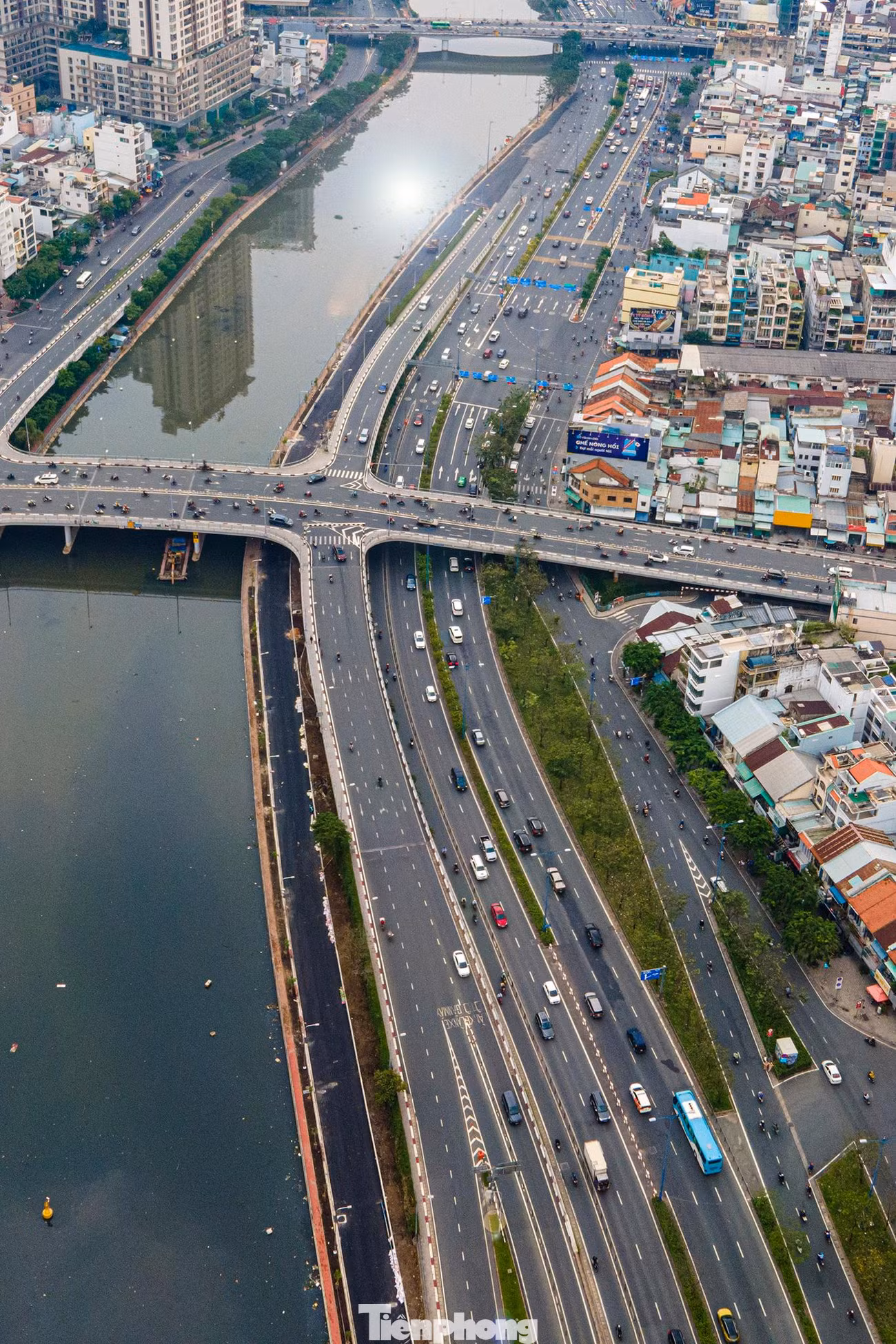 Tuyến đường dài 615 m nối từ nút giao Nguyễn Thái Học đến Pasteur, dọc kênh Tàu Hủ và vòng dưới gầm cầu Calmette, đã cơ bản hoàn thiện, dự kiến thông xe ngày 27/4.