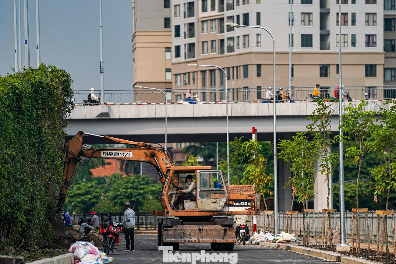 Công nhân vẫn đang chỉnh trang và tái lập một số hạng mục cây xanh. Công nhân vẫn đang chỉnh trang và tái lập một số hạng mục cây xanh.