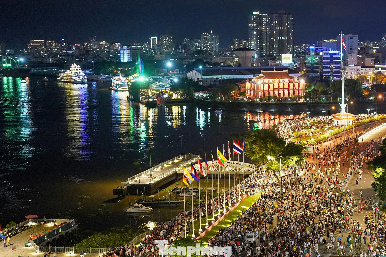 Nhiều ngã đường cấm xe lưu thông để phục vụ người dân đi bộ, vui chơi, xem pháo hoa.