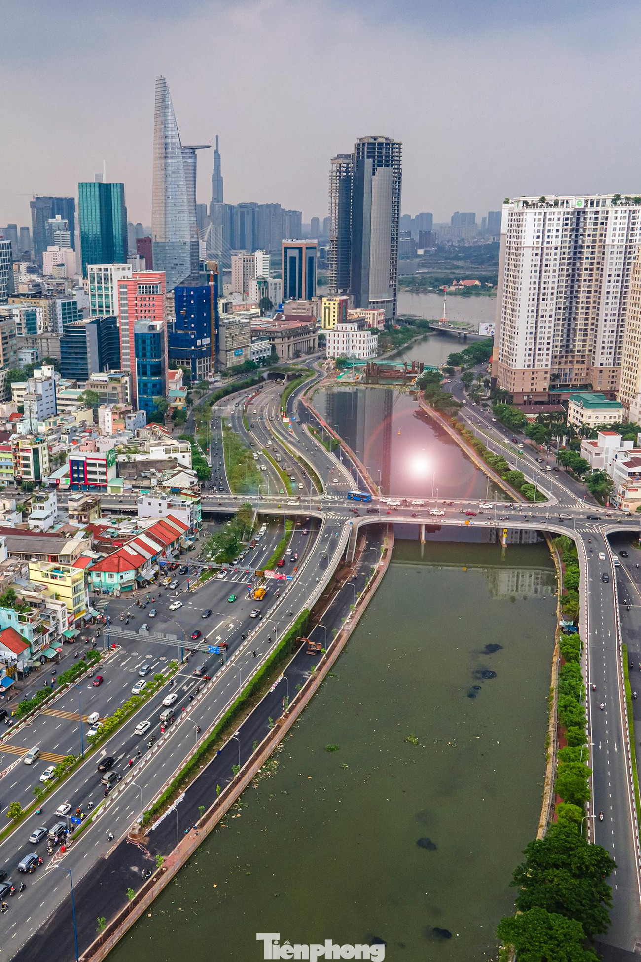 Đường Võ Văn Kiệt rộng 60 m, dài khoảng 13 km, tính từ cầu Calmette (quận 1) đến nút giao quốc lộ 1, thuộc đại lộ Đông - Tây thành phố. Sau 13 năm đưa vào khai thác, đây là trục huyết mạch kết nối các tỉnh miền Tây, Đông Nam Bộ. Đường Võ Văn Kiệt rộng 60 m, dài khoảng 13 km, tính từ cầu Calmette (quận 1) đến nút giao quốc lộ 1, thuộc đại lộ Đông - Tây thành phố. Sau 13 năm đưa vào khai thác, đây là trục huyết mạch kết nối các tỉnh miền Tây, Đông Nam Bộ.