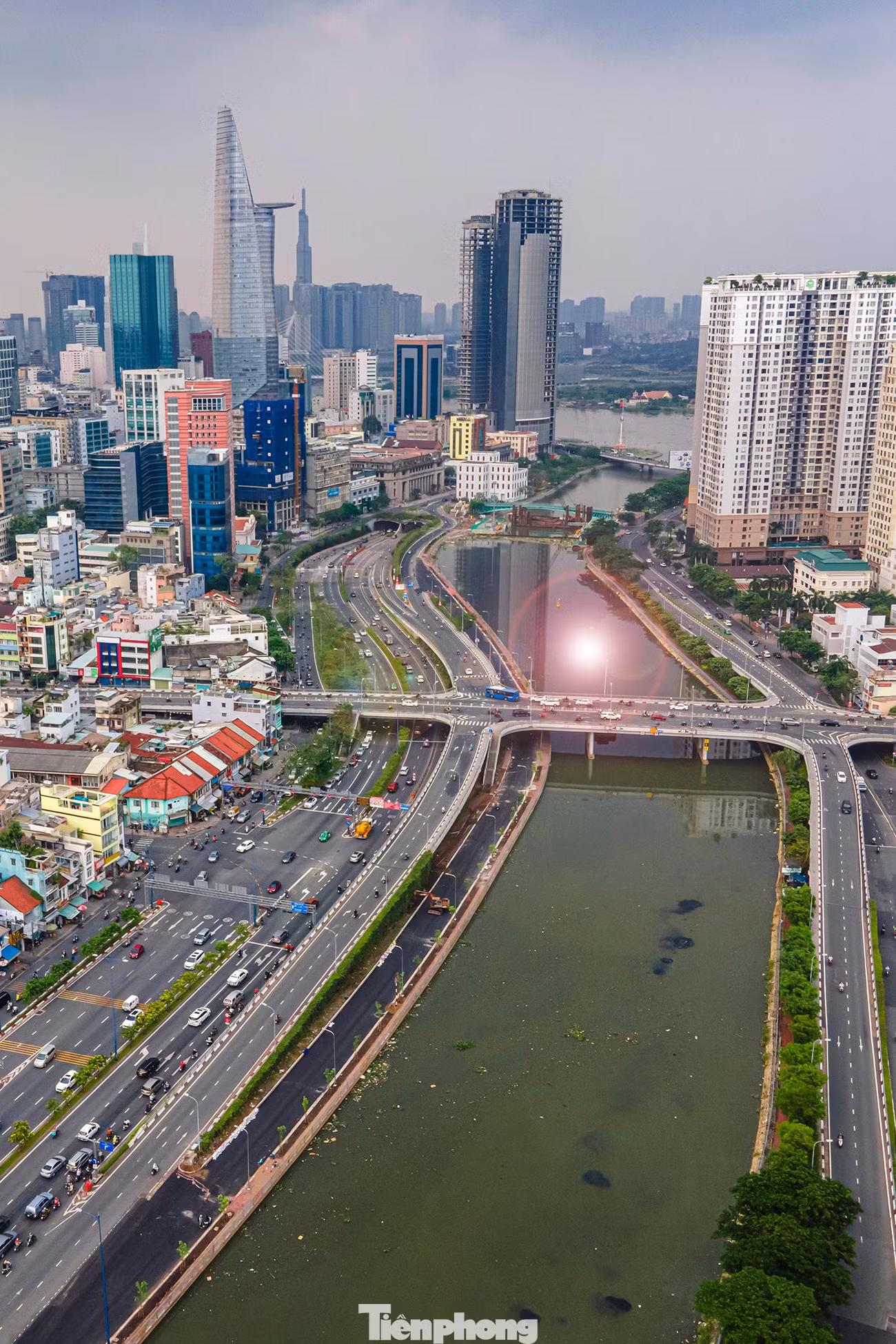 Đường Võ Văn Kiệt rộng 60 m, dài khoảng 13 km, tính từ cầu Calmette (quận 1) đến nút giao quốc lộ 1, thuộc đại lộ Đông - Tây thành phố. Sau 13 năm đưa vào khai thác, đây là trục huyết mạch kết nối các tỉnh miền Tây, Đông Nam Bộ.