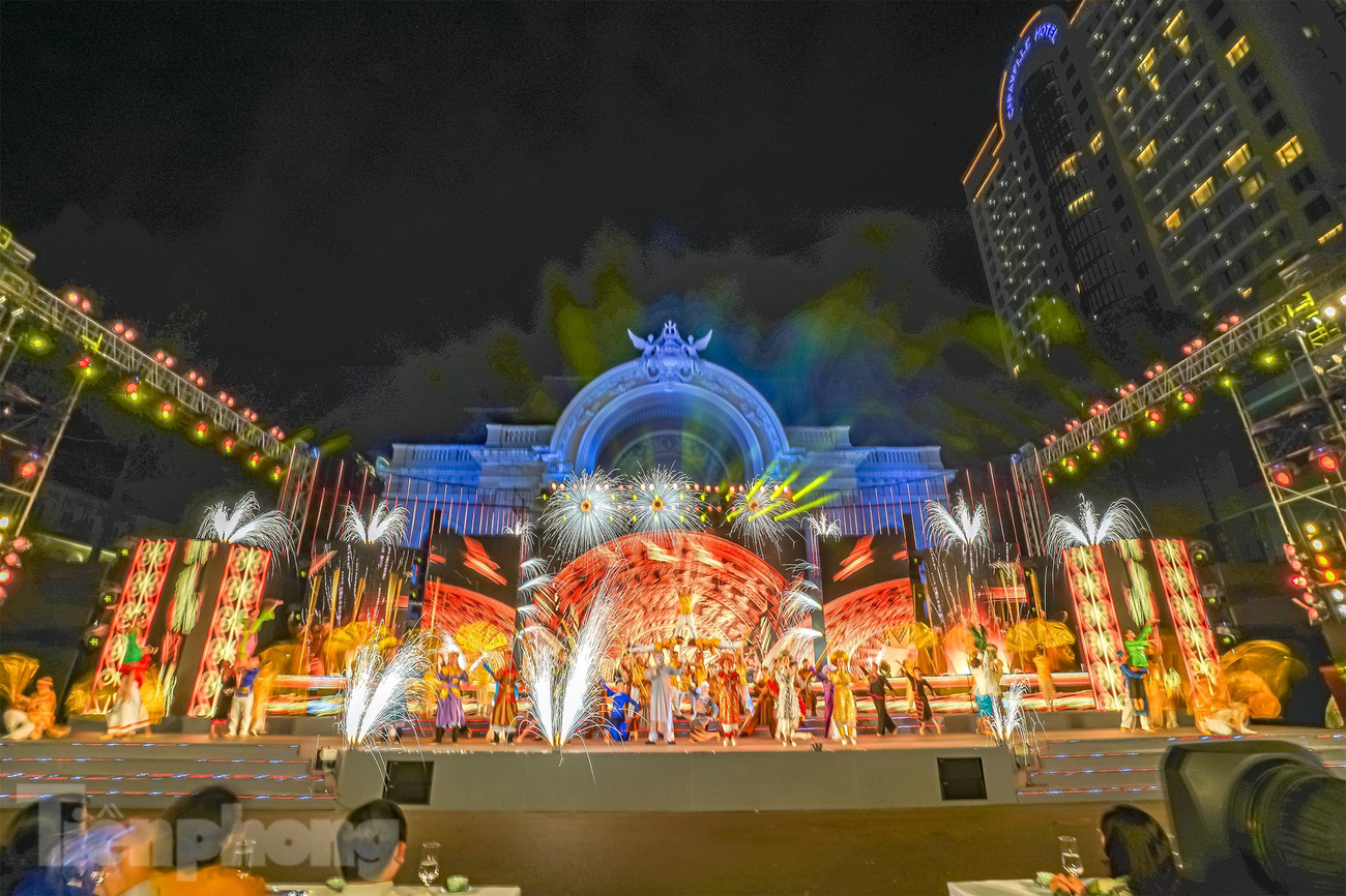 Chương trình sân khấu hoá mở màn hoành tráng với các trích đoạn cải lương kết hợp pháo hoa, võ thuật, vũ đạo...