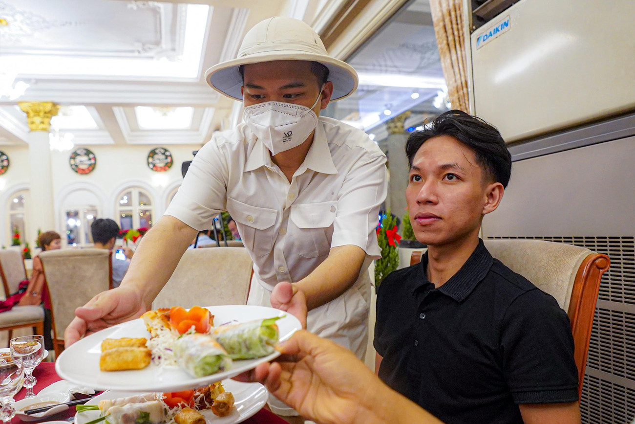 Cuối chương trình tham quan, du khách sẽ được các nhân viên trong trang phục Sài Gòn xưa phục vụ các món ăn.