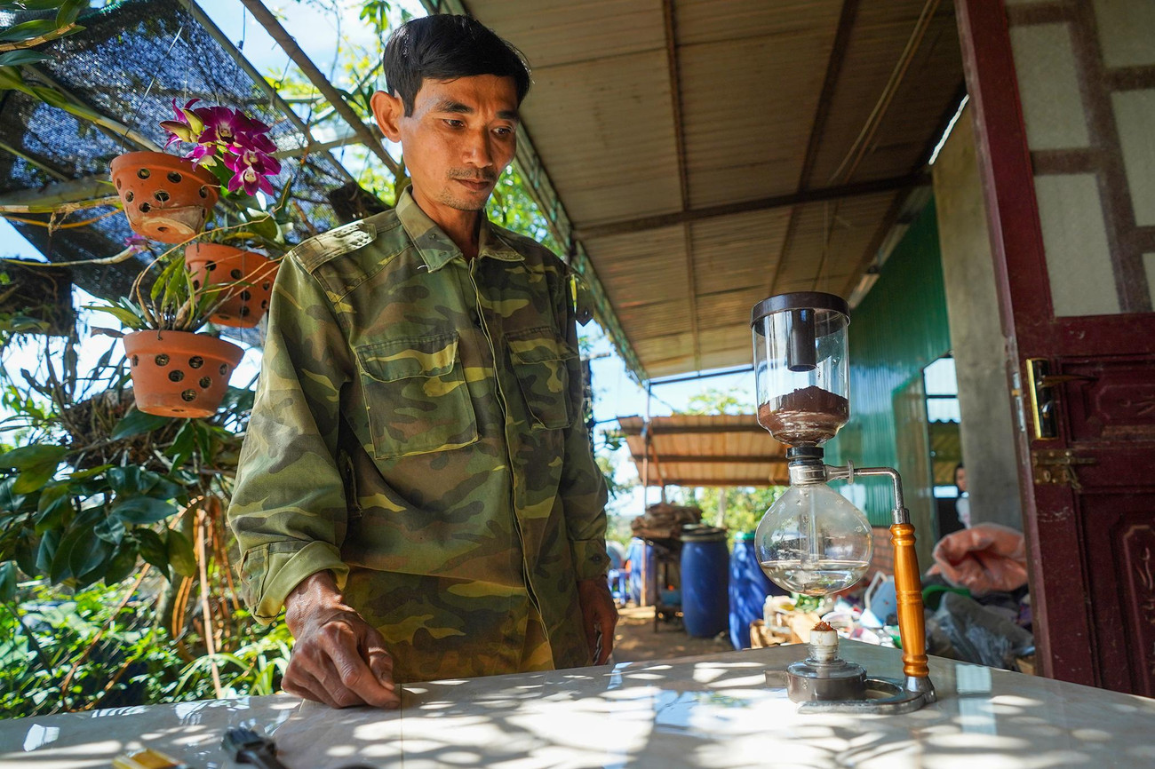 Sự đặc biệt trong hương thơm và mùi vị của cà phê chồn đến từ sự tiêu hóa hạt cà phê trong dạ dày của loài chồn, sự ảnh hưởng của enzyme đến sự biến đổi protein của hạt cà phê, và việc đào thải một vài acid. Ngay cả trong cách pha, cà phê chồn cũng phải có cách pha riêng nhằm giúp thực khách có thể thưởng thức trọn vẹn hương vị một ly cà phê có giá vài trăm ngàn đồng.