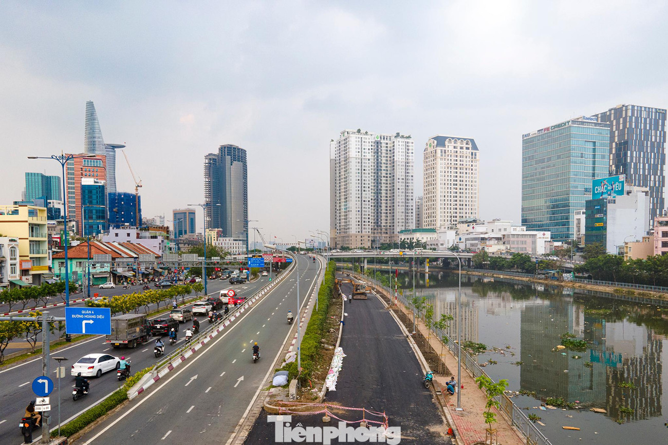 Đường song hành với đại lộ Võ Văn Kiệt (ngoài cùng bên phải) khởi công tháng 5/2021 do Trung tâm quản lý điều hành giao thông đô thị TP HCM làm chủ đầu tư, kinh phí xây dựng 54 tỷ đồng. Đường song hành với đại lộ Võ Văn Kiệt (ngoài cùng bên phải) khởi công tháng 5/2021 do Trung tâm quản lý điều hành giao thông đô thị TP HCM làm chủ đầu tư, kinh phí xây dựng 54 tỷ đồng.