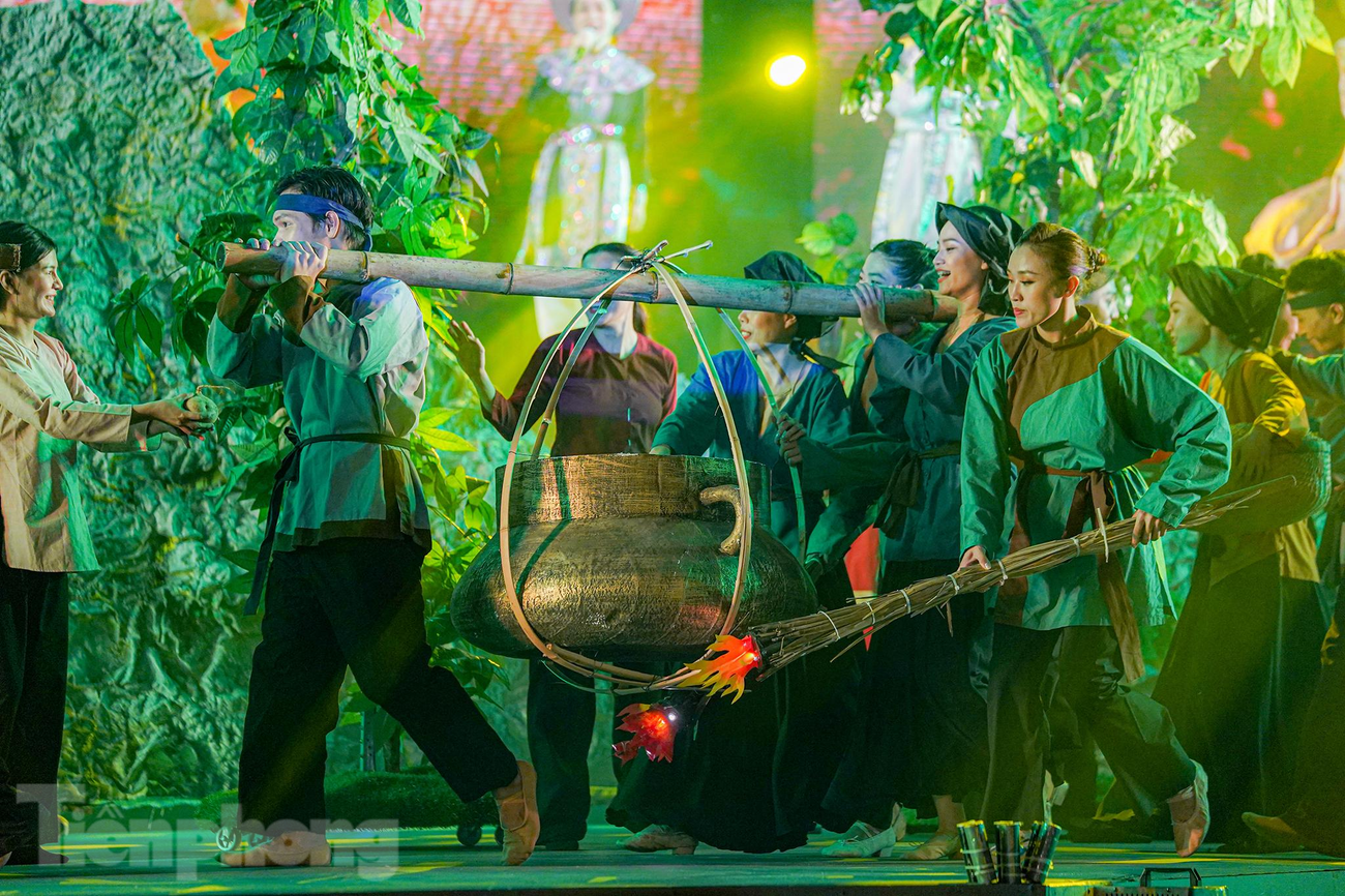 Với cuộc hành quân thần tốc, chỉ trong vòng 6 ngày, quân Tây Sơn đã đánh tan quân Thanh. Trưa mùng 5 Tết năm Kỷ Dậu, vua Quang Trung tiến vào thành Thăng Long trong sự hân hoan, trong sự chào đón của trăm họ chật đường vui tiếp nghênh.