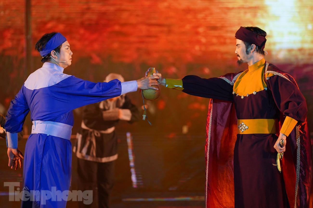 Phân đoạn 2, vua Quang Trung (do nghệ sĩ Võ Minh Lâm thủ vai) thu phục tướng tài Nguyễn Huỳnh Đức (nghệ sĩ Phạm Vũ Thành thủ vai).