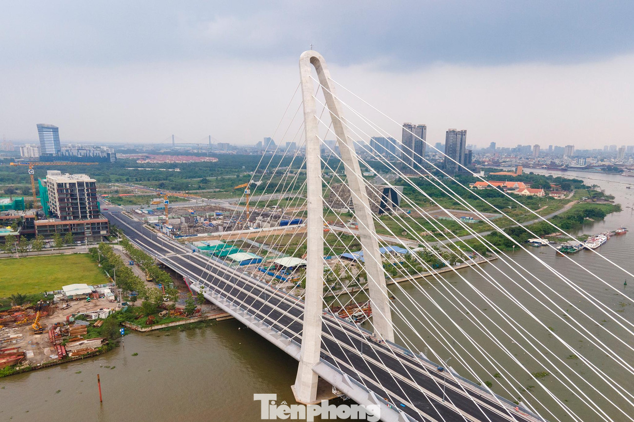 &quot;Dự kiến sáng 28/4, cầu Thủ Thiêm 2 sẽ được khánh thành. Cơ quan chuyên môn của TPHCM cũng đang đàm phán, hoàn thành ký phụ lục hợp đồng với nhà đầu tư trước ngày khánh thành&quot;, lãnh đạo Sở GTVT TPHCM cho biết.