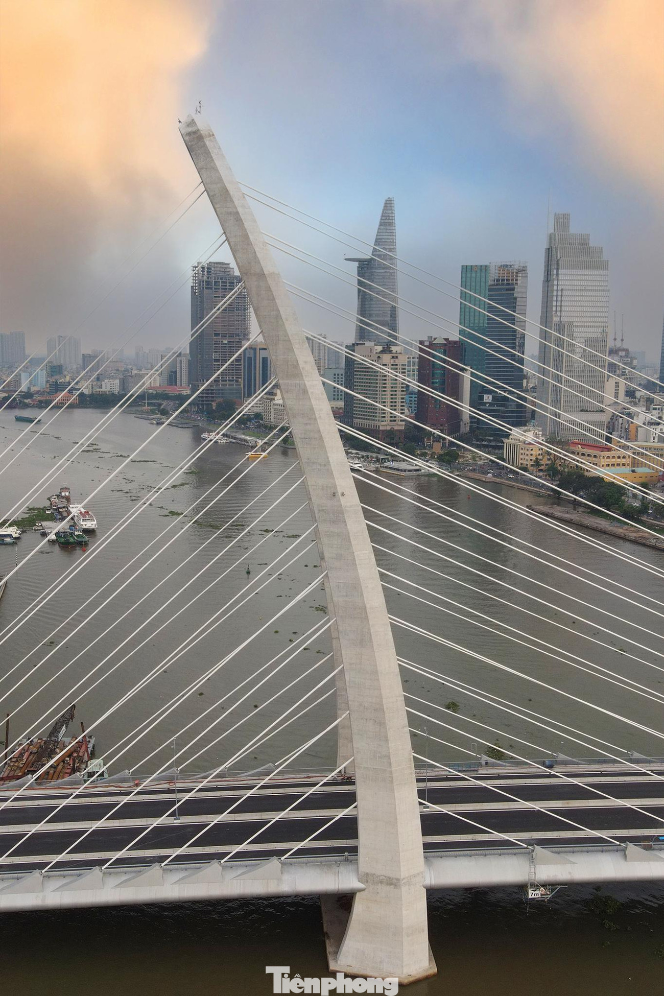 Cùng với thiết kế chiếu sáng mỹ thuật, cầu Thủ Thiêm 2 sẽ là điểm nhấn kiến trúc nổi bật trên sông Sài Gòn cả ban ngày và ban đêm.