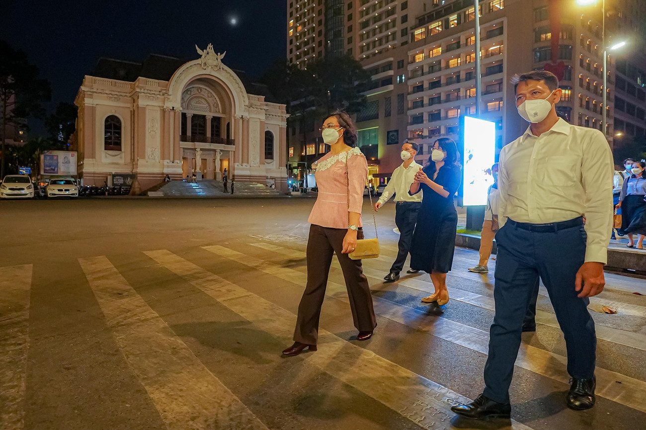 Từ phố đi bộ Nguyễn Huệ, du khách có thể vòng qua công viên Lam Sơn, nghe giới thiệu về tuyến ga tàu Metro và Nhà hát Thành phố.