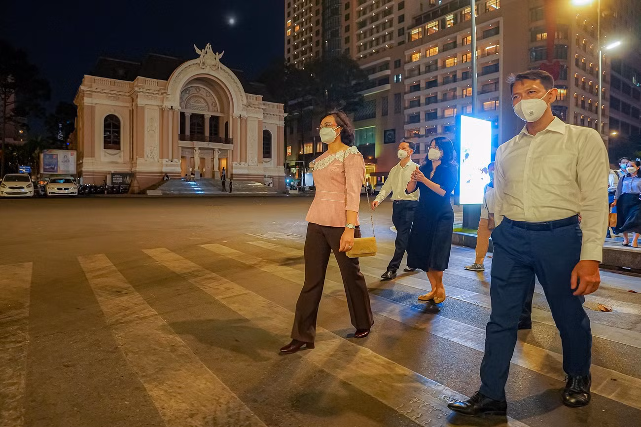 Từ phố đi bộ Nguyễn Huệ, du khách có thể vòng qua công viên Lam Sơn, nghe giới thiệu về tuyến ga tàu Metro và Nhà hát Thành phố.