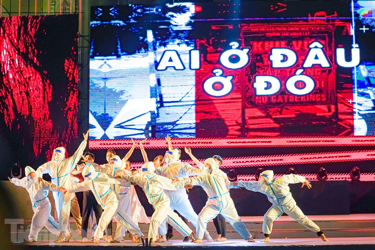 Cuối chương trình chính là phần tri ân lực lượng tuyến đầu chống dịch.