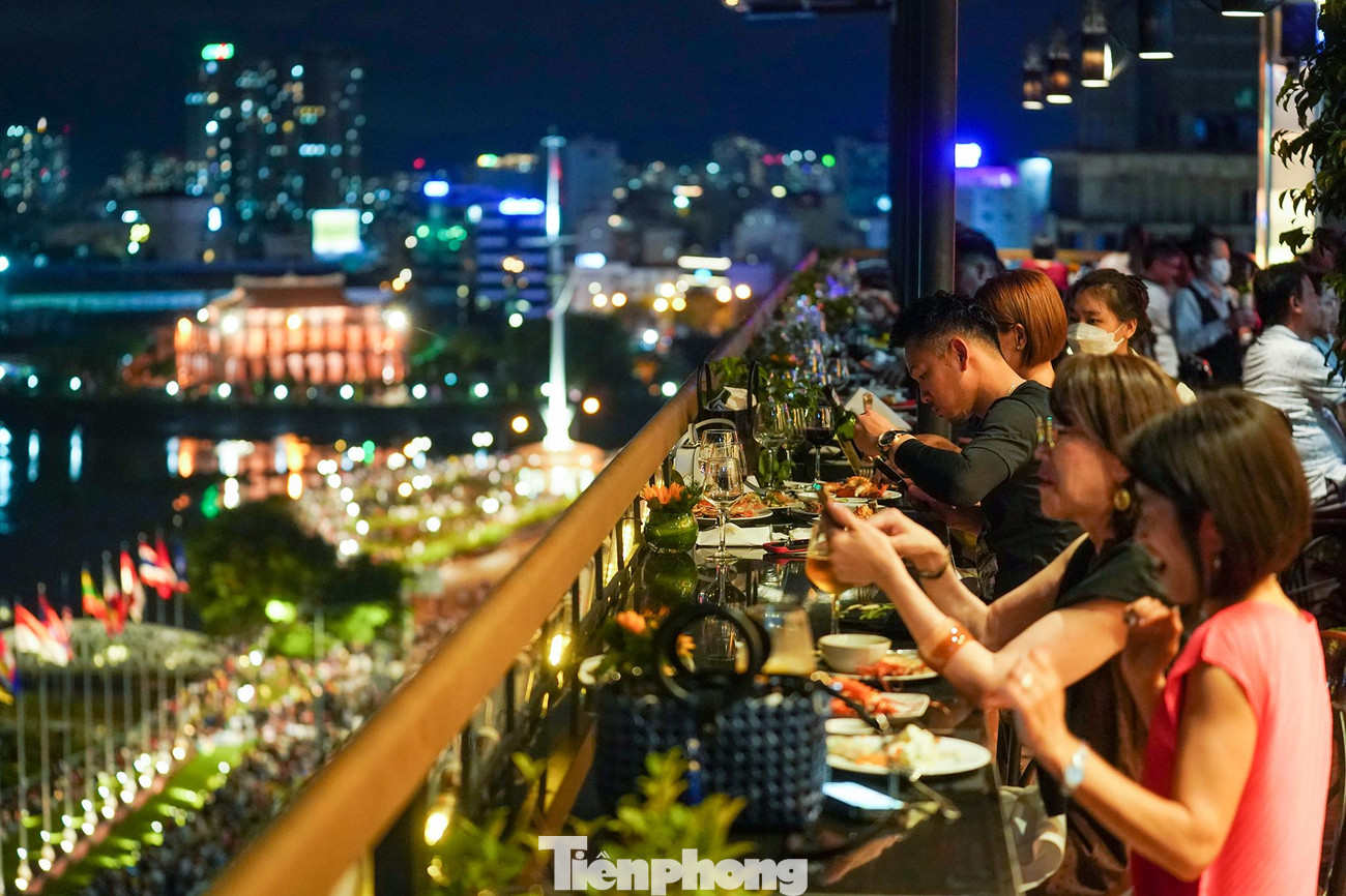 Những vị trí đẹp để xem pháo hoa trên khách sạn Majestic được nhiều người &quot;đặt chỗ&quot; từ sớm.