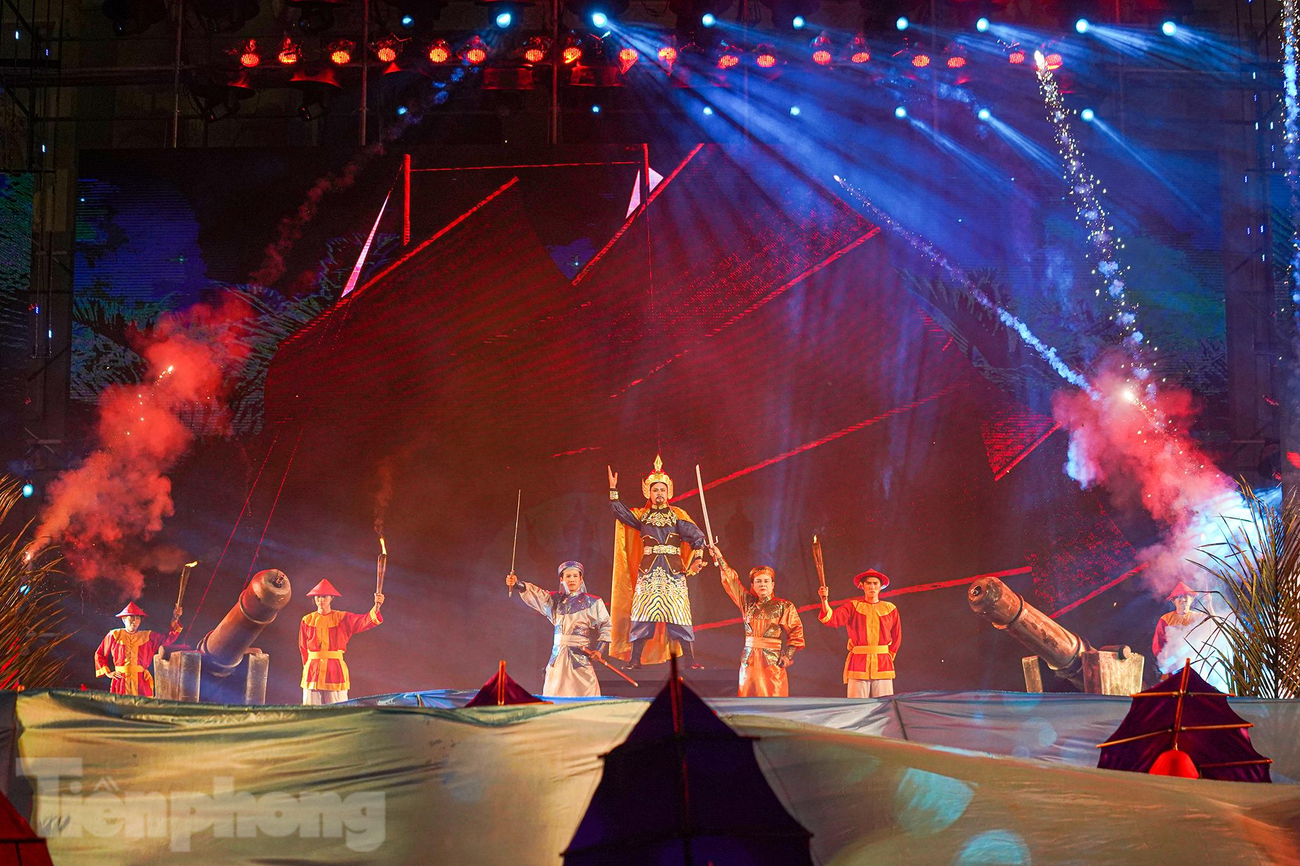 Hoạt cảnh Tiếng sóng Rạch Gầm hoành tráng khi kết hợp khói lửa, pháo hoa, vũ đạo...