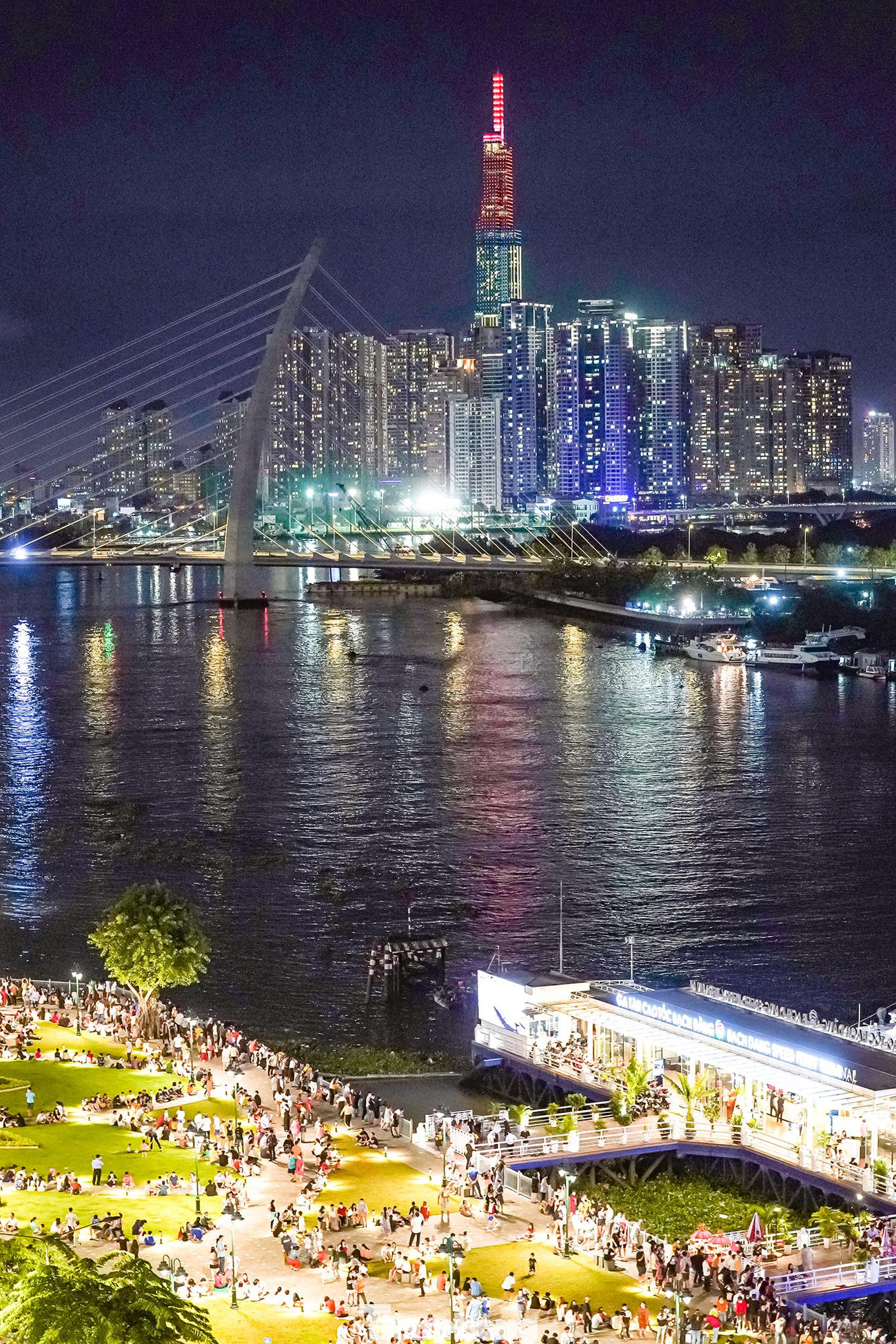 Tối nay, rất đông người dân đến bến Bạch Đằng (quận 1) tìm chỗ đẹp đợi màn pháo hoa mừng lễ 30/4.