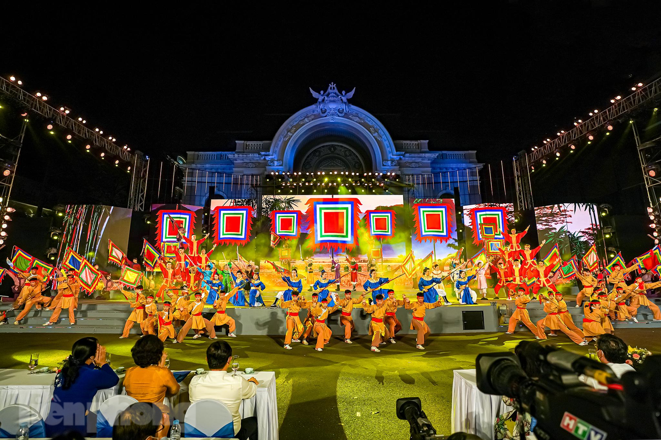 Chương trình sân khấu hóa gồm nhiều ca cảnh đặc sắc, được dàn dựng công phu mang nội dung như: Tây Sơn địa linh nhân kiệt- Tây Sơn miền đất võ; Dưới cờ Tây Sơn; Thủy binh Tây Sơn (trận chiến Cần Giờ); Bài thơ Thăng Long; Trảm tướng an dân; Vó ngựa xâm lăng- Nỗi lòng Nguyễn Thiếp; Hoàng đế Quang Trung; Hậu lai kỳ tổ… Chương trình có sự tham gia của các nghệ sĩ, ca sĩ nổi tiếng đến từ Trung tâm Ca nhạc nhẹ thành phố, Nhà hát cải lương Trần Hữu Trang…